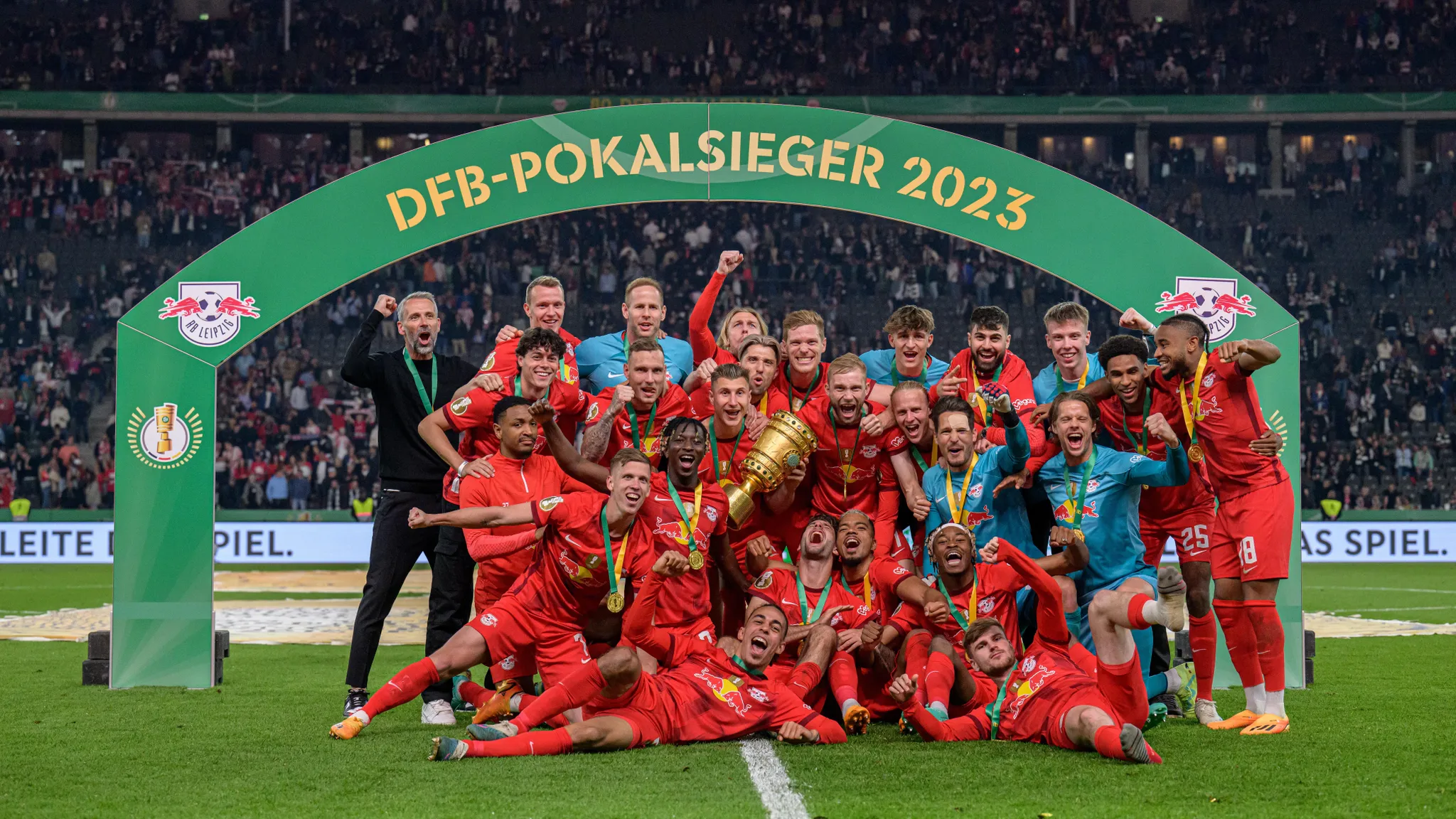 Die Mannschaft von RB Leipzig feiert den Sieg des SFB-Pokals 2023