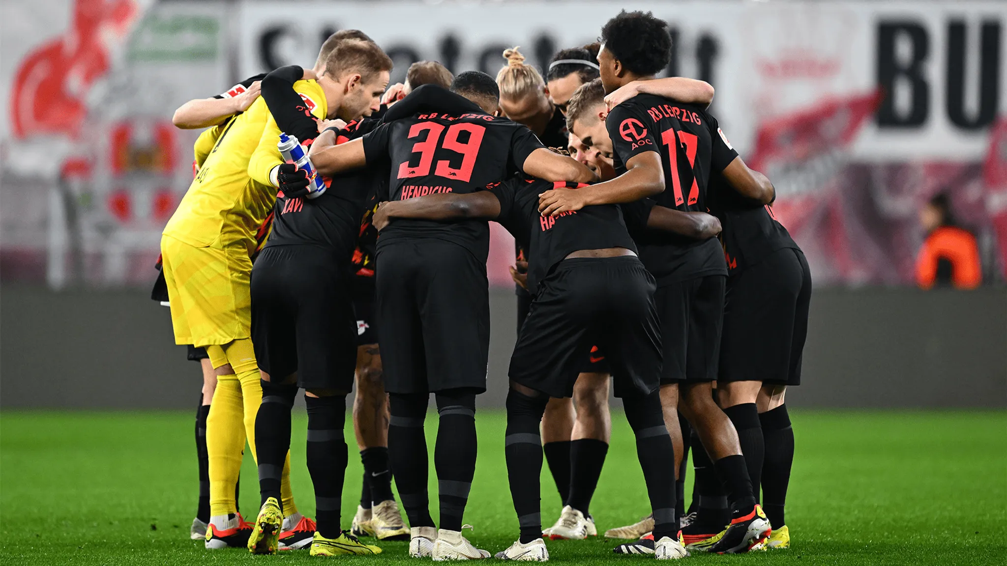 The RB Leipzig team shortly before the start of the game.