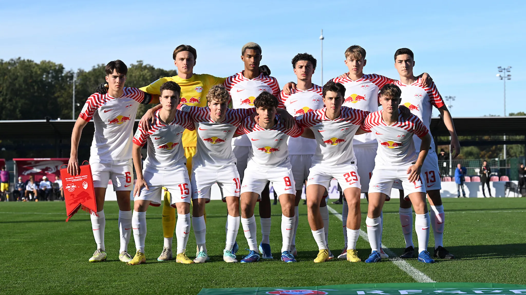 Die U19 von RB Leipzig vor dem Spiel gegen Belgrad.