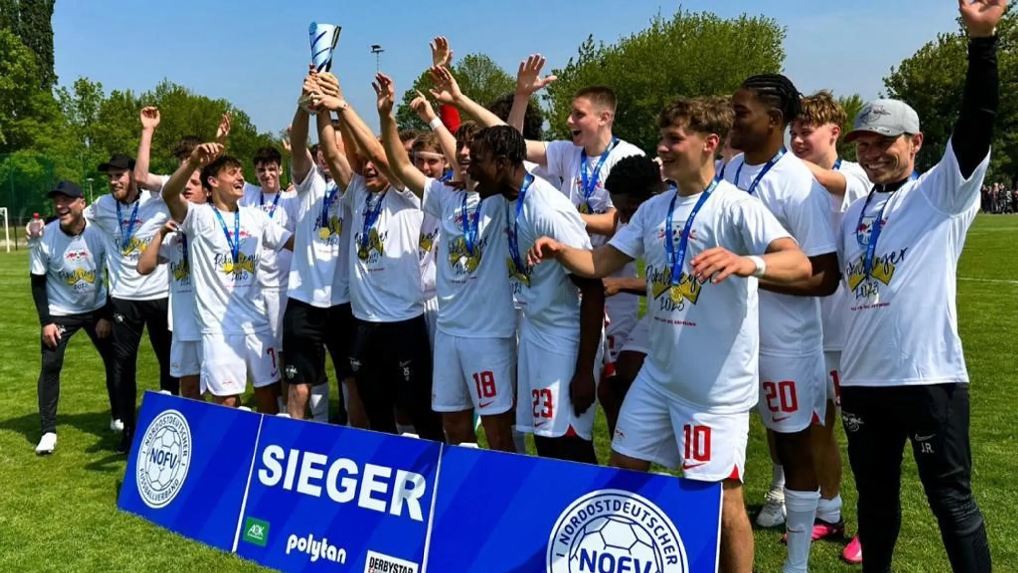 Die U17 von RB Leipzig jubelt über den Gewinn des NOFV-Pokals.