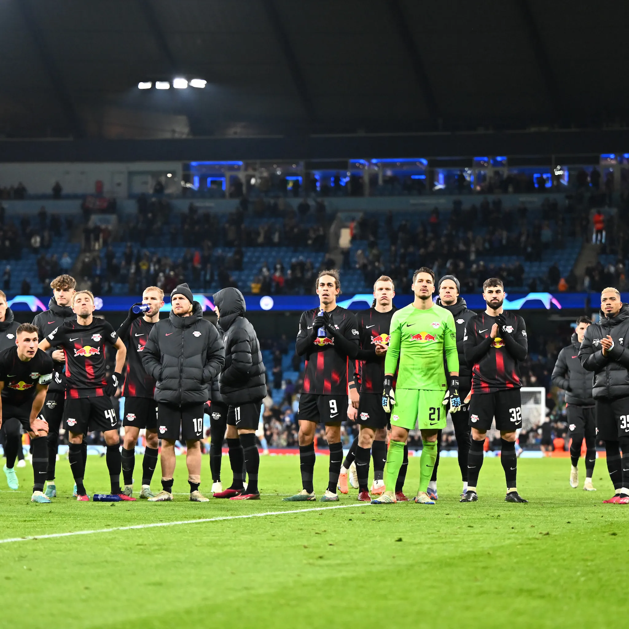 Die Mannschaft von RB Leipzig nach dem verlorenen Rückspiel des Achtelfinals in der Champions League gegen Manchester City