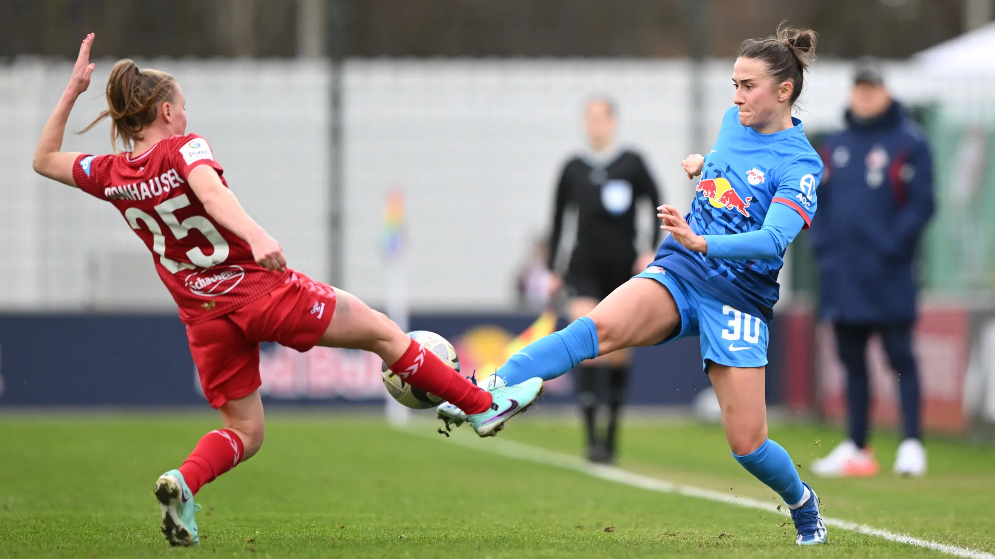 Lara Marti (rechts) im direkten Duell mit der Kölnerin Laura Donhauser.