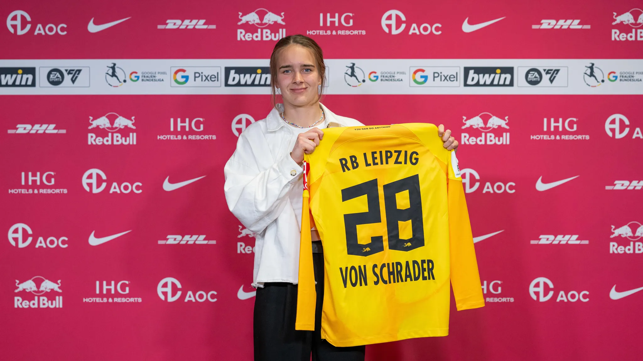 Lina von Schrader präsentiert das Trikot von RB Leipzig.