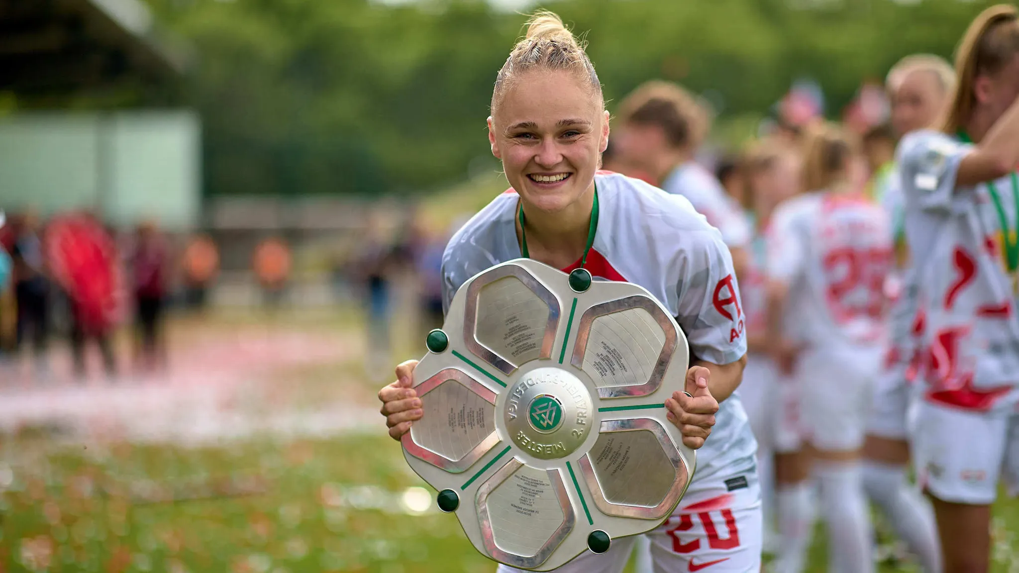 Victoria Krug hält nach dem Aufstieg in die Google Pixel Frauen-Bundesliga die Meisterschale in der Hand.