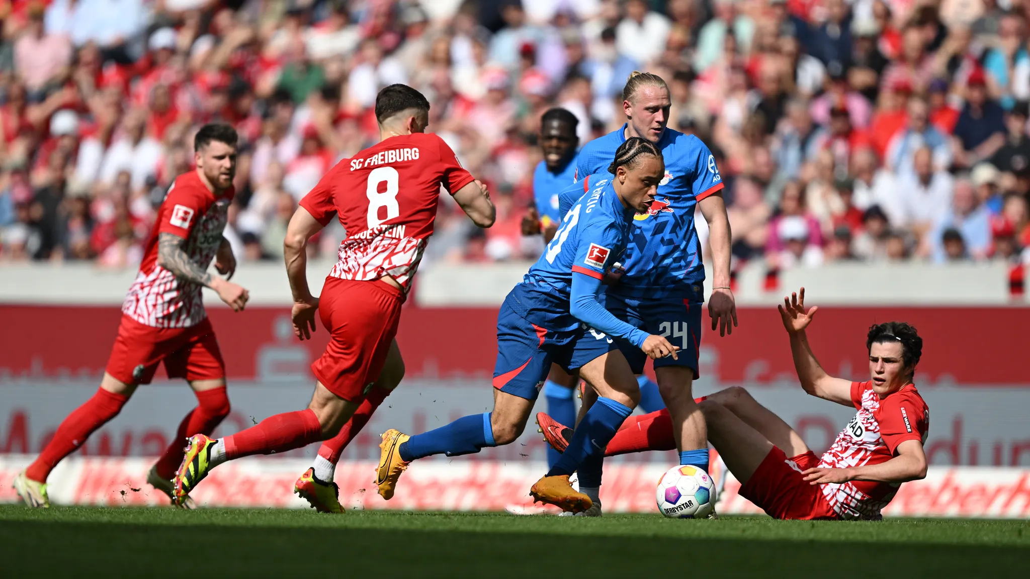 Xavi zieht an Maximilian Eggestein vorbei.