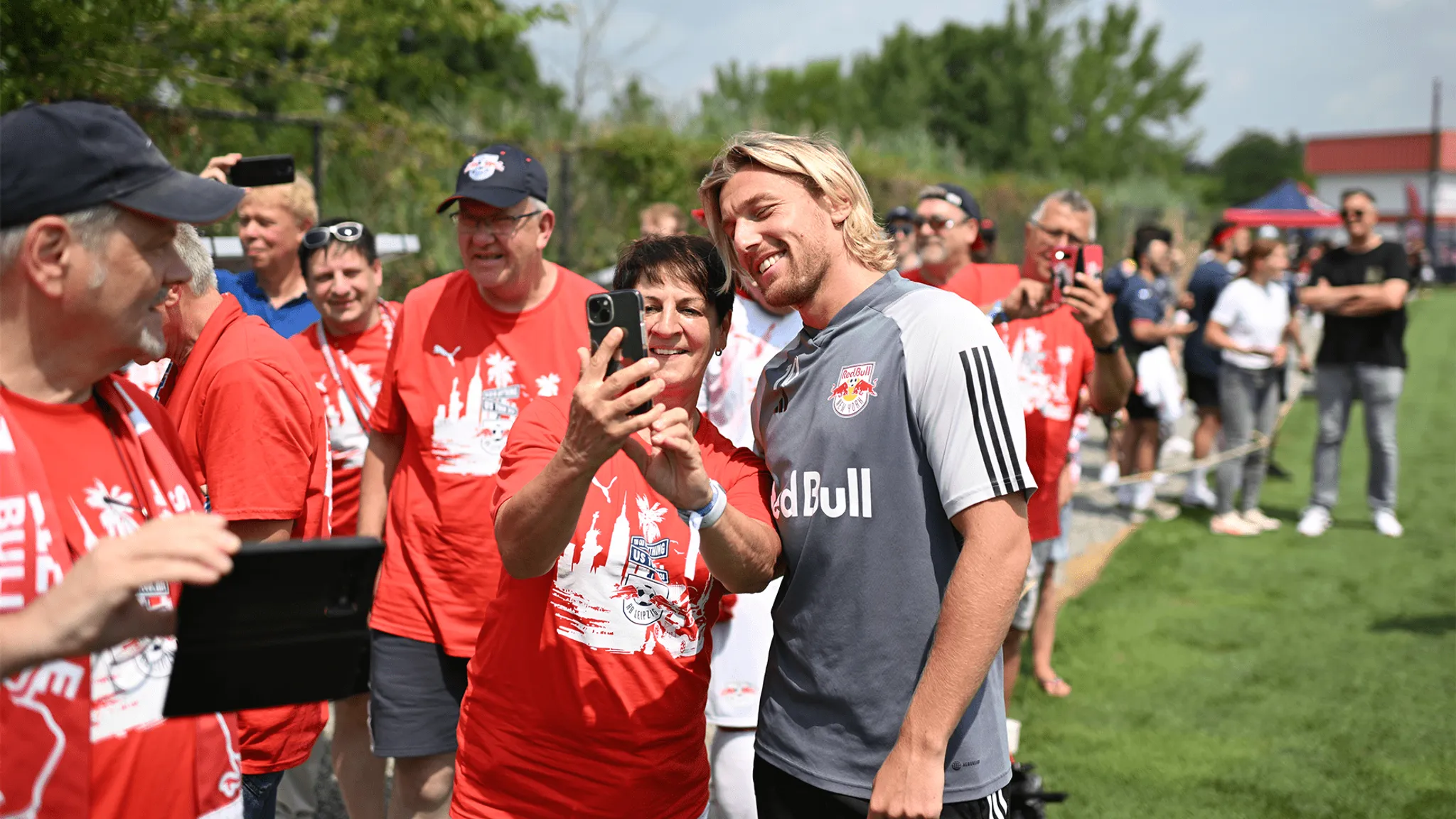 Zeit für Fotos: Emil Forsberg guckte bei unseren Fans vorbei.