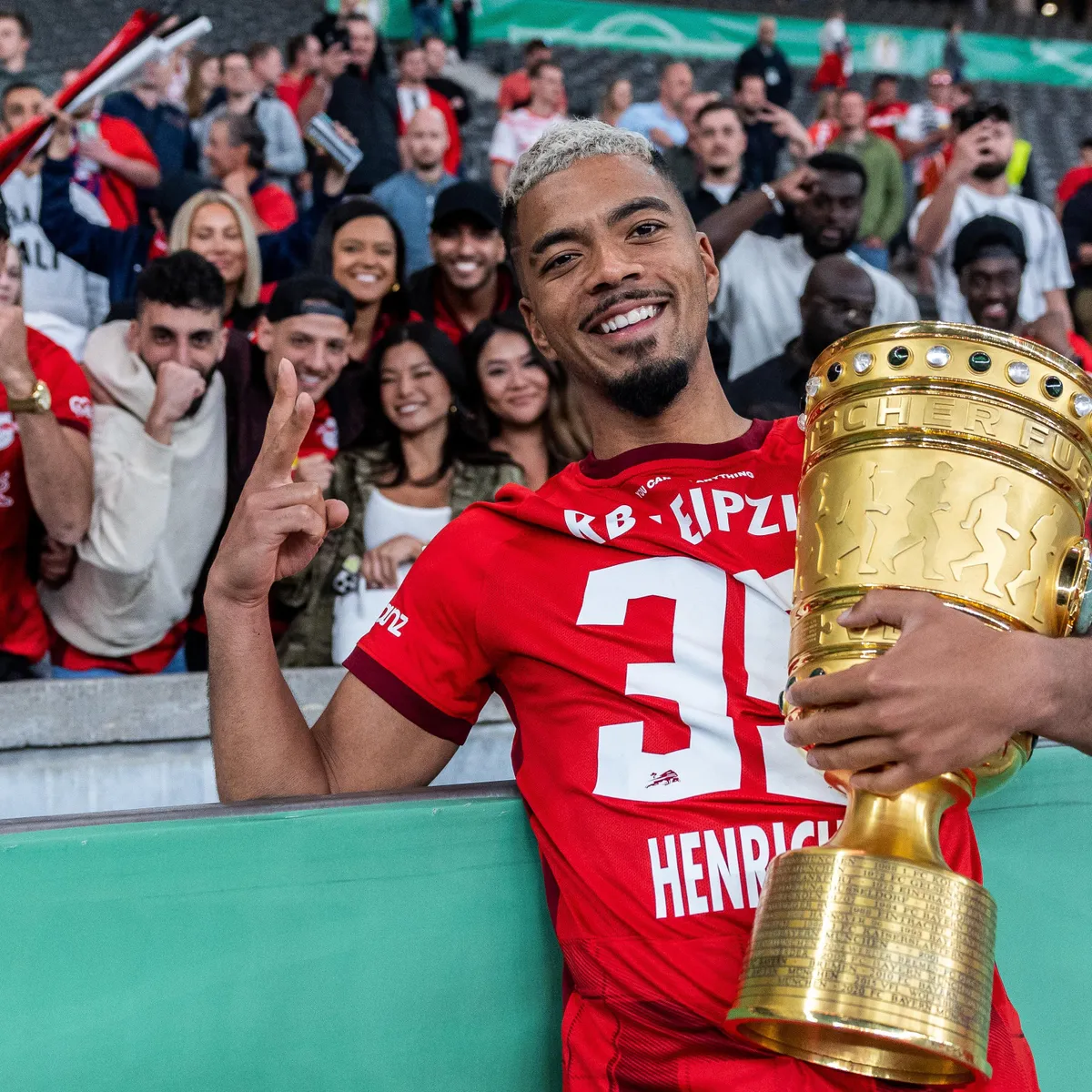 Benni Henrichs mit dem Pokal nach dem Erfolg 2023.