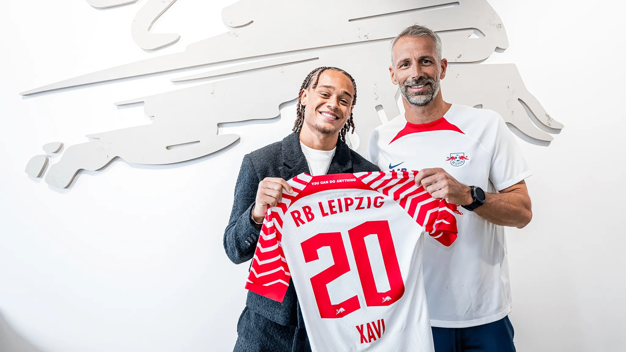 Xavi Simons und Marco Rose mit Xavis neuem Trikot.