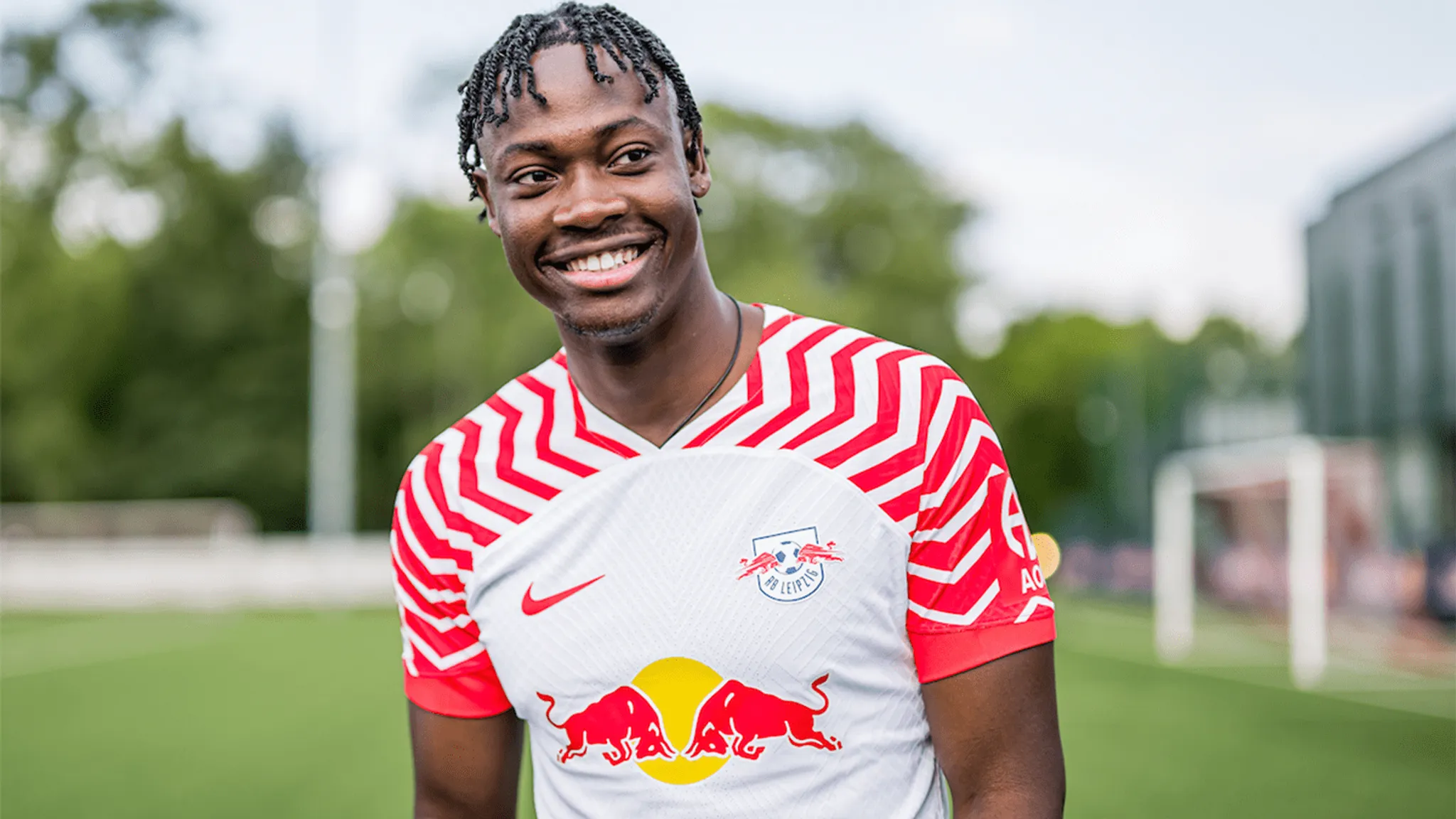 El Chadaille Bitshiabu auf dem Trainingsgelände von RB Leipzig.