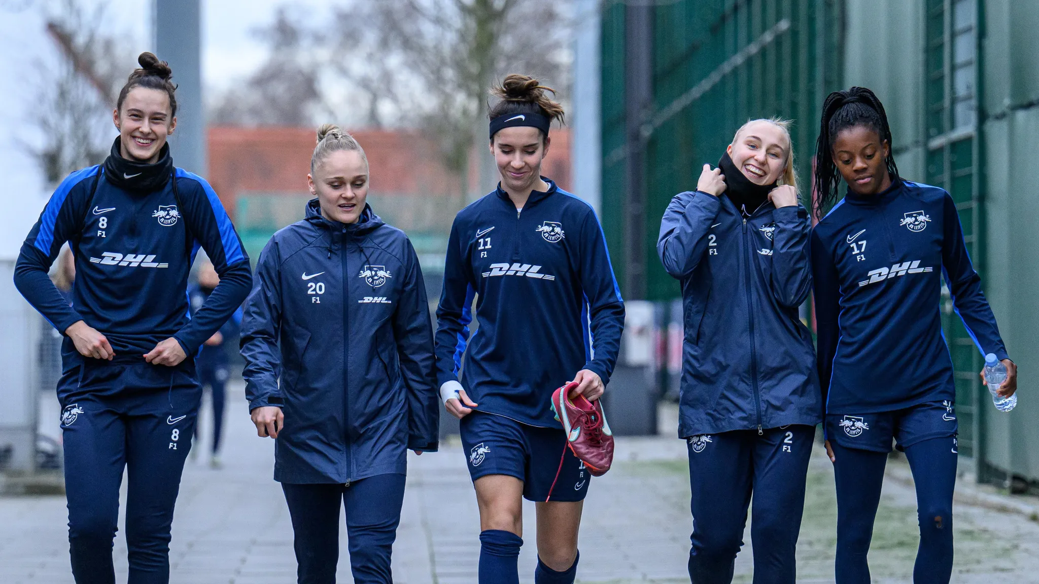 Gute Laune bei den RBL-Frauen: Am Freitag ging es endlich wieder auf den Trainingsplatz.