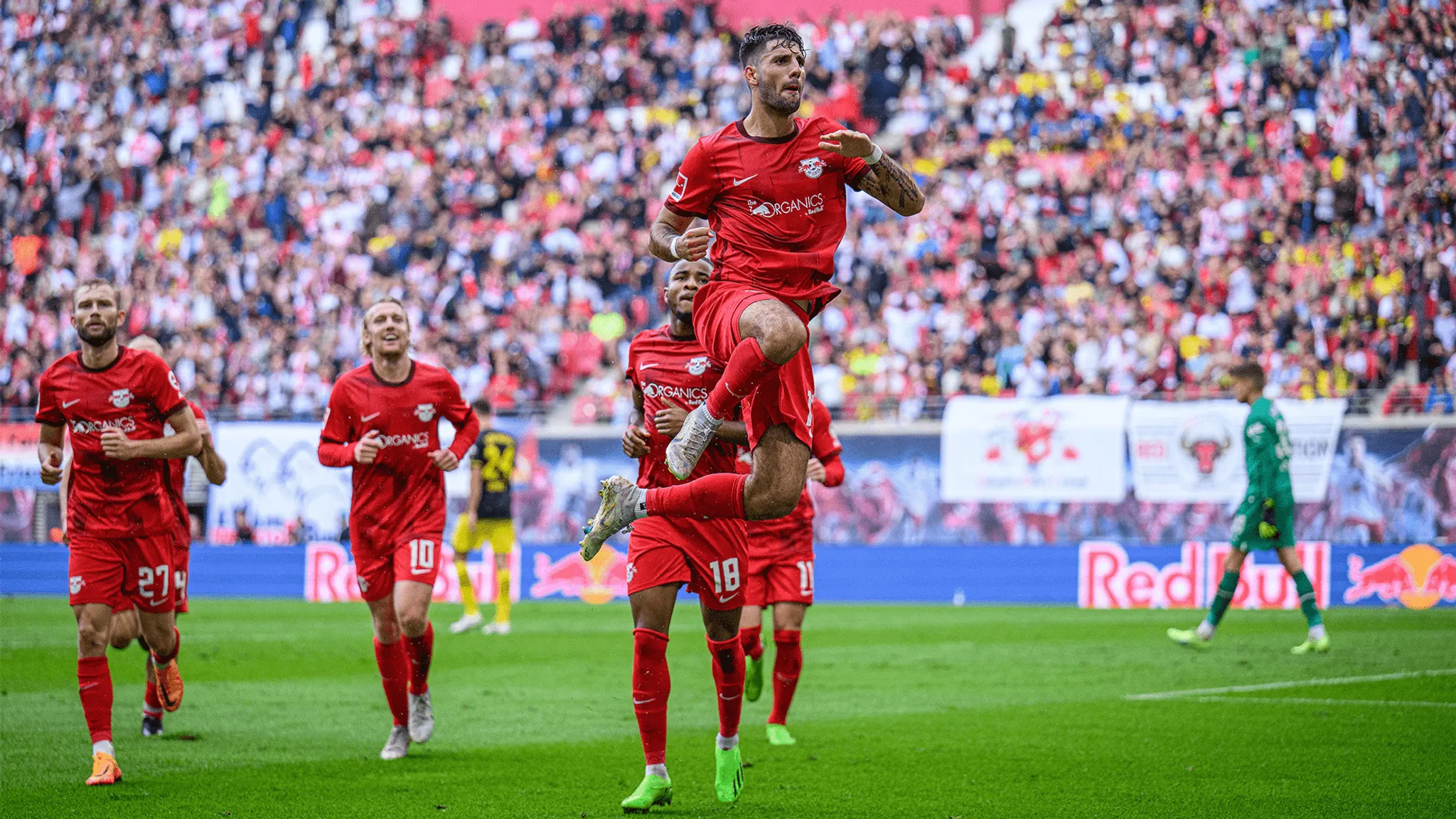 Dominik Szoboszlai jubelt über seinen Treffer beim 3:0-Heimsieg gegen Borussia Dortmund.