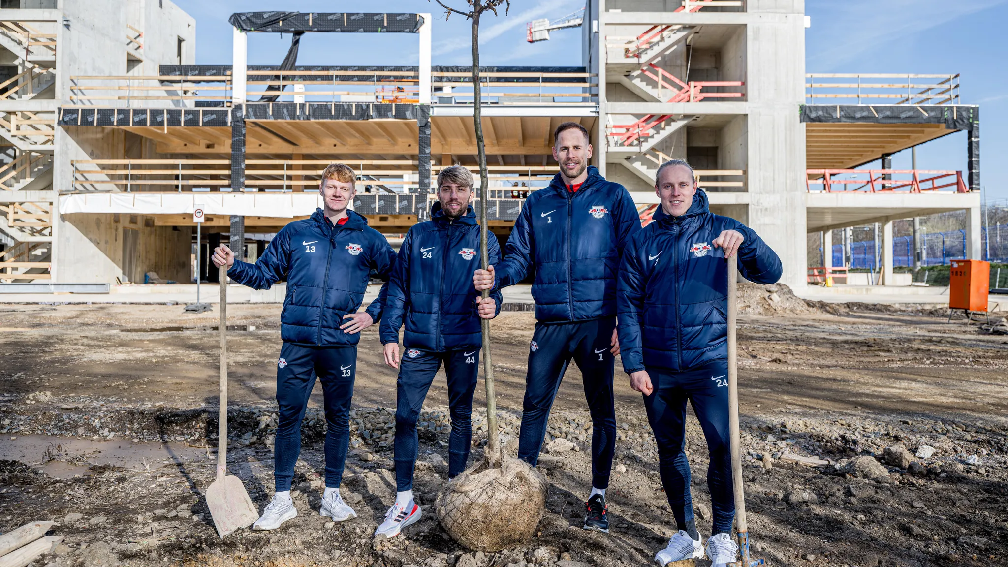 Perry Bräutigam bei der gemeinsamen Baum-Pflanzaktion im Rahmen der von RB Leipzig unterstützten Waldmeisterschaft.