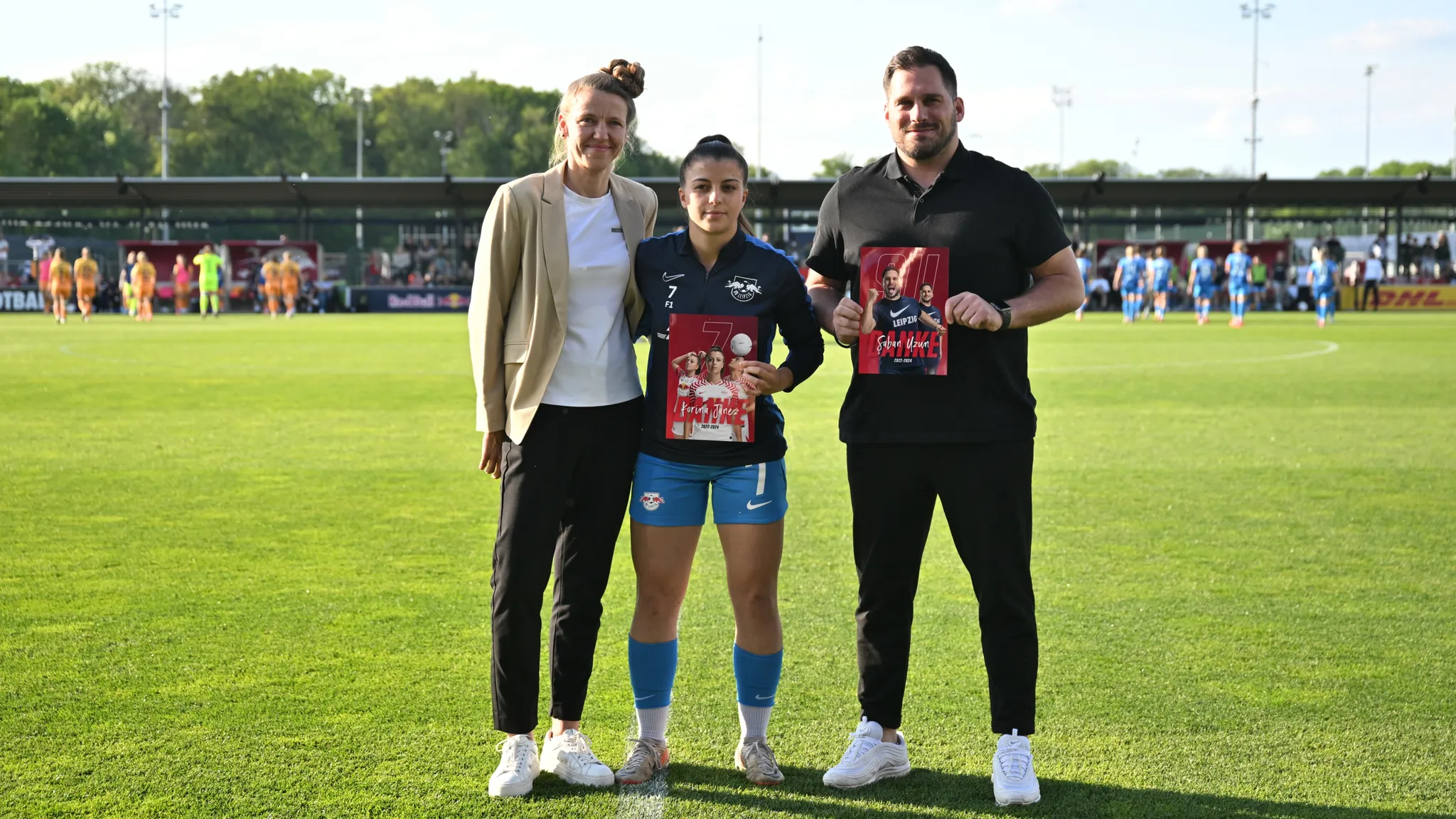 Vor Spielbeginn wurden Korina Janez (Mitte) und Trainer Saban Uzun (rechts) verabschiedet.