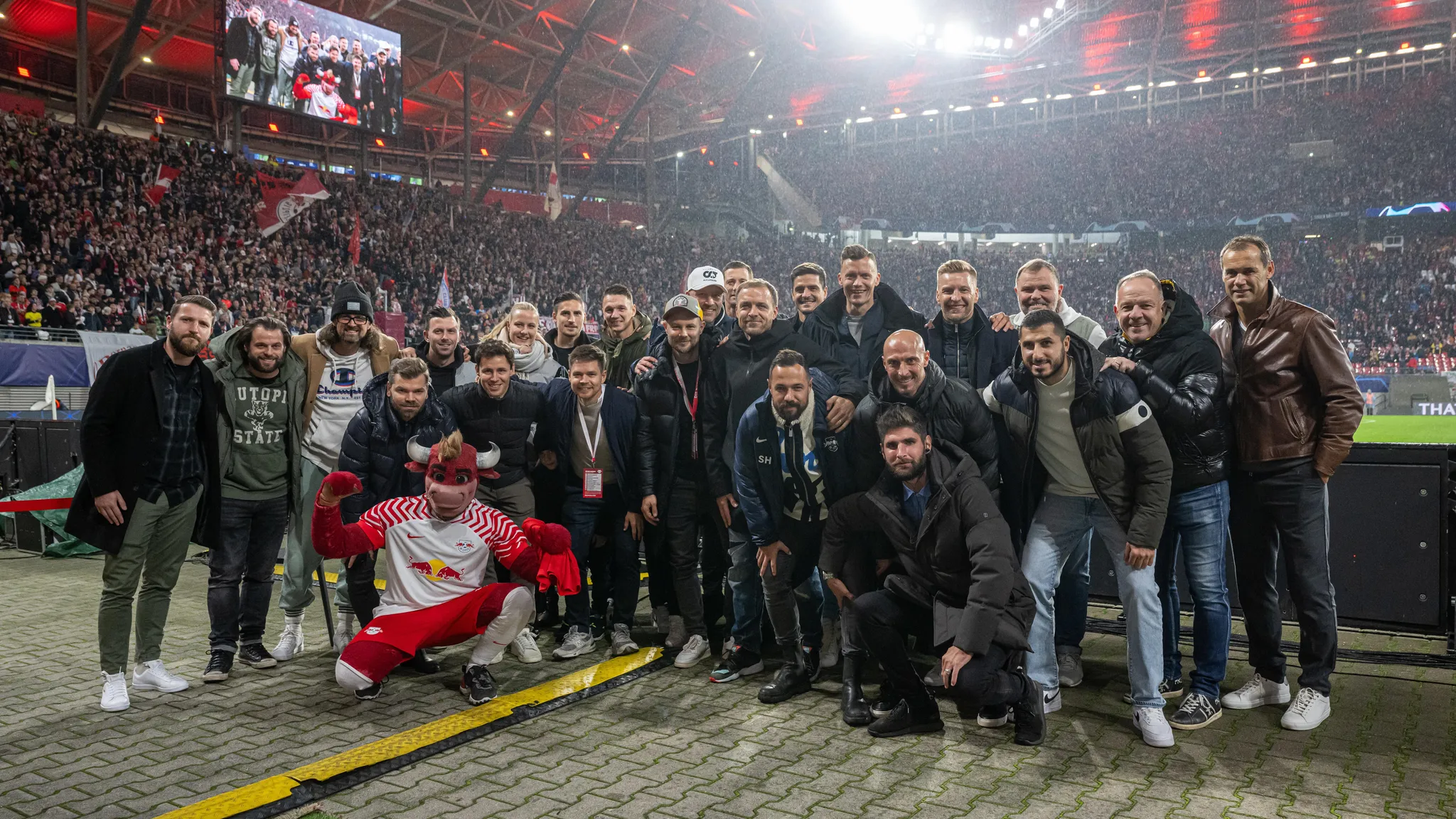 Beim Champions-League-Spiel gegen Belgrad wurden die Helden von Lotte im Stadion geehrt.