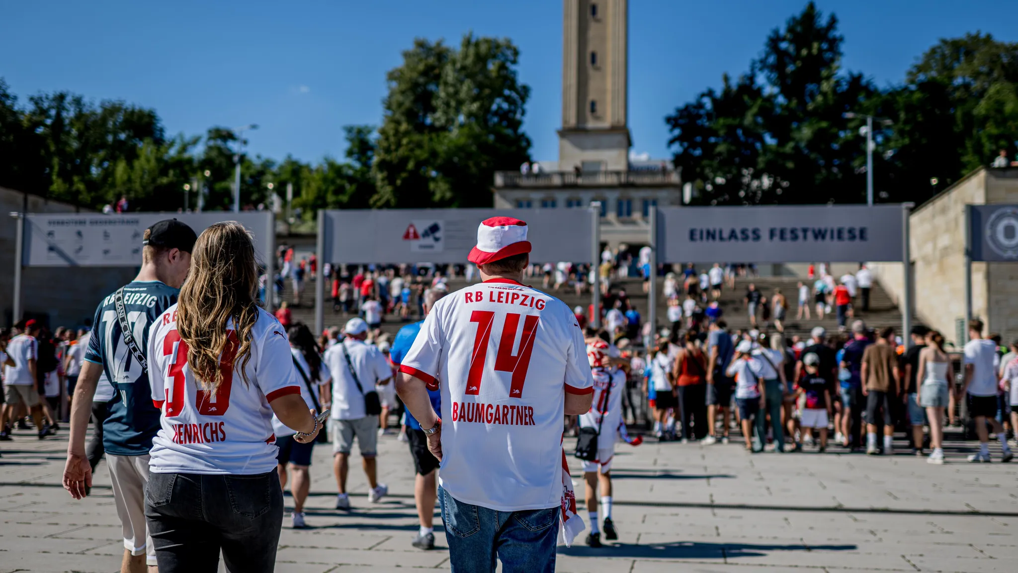 RBL-Fans auf dem Weg in die Red Bull Arena.