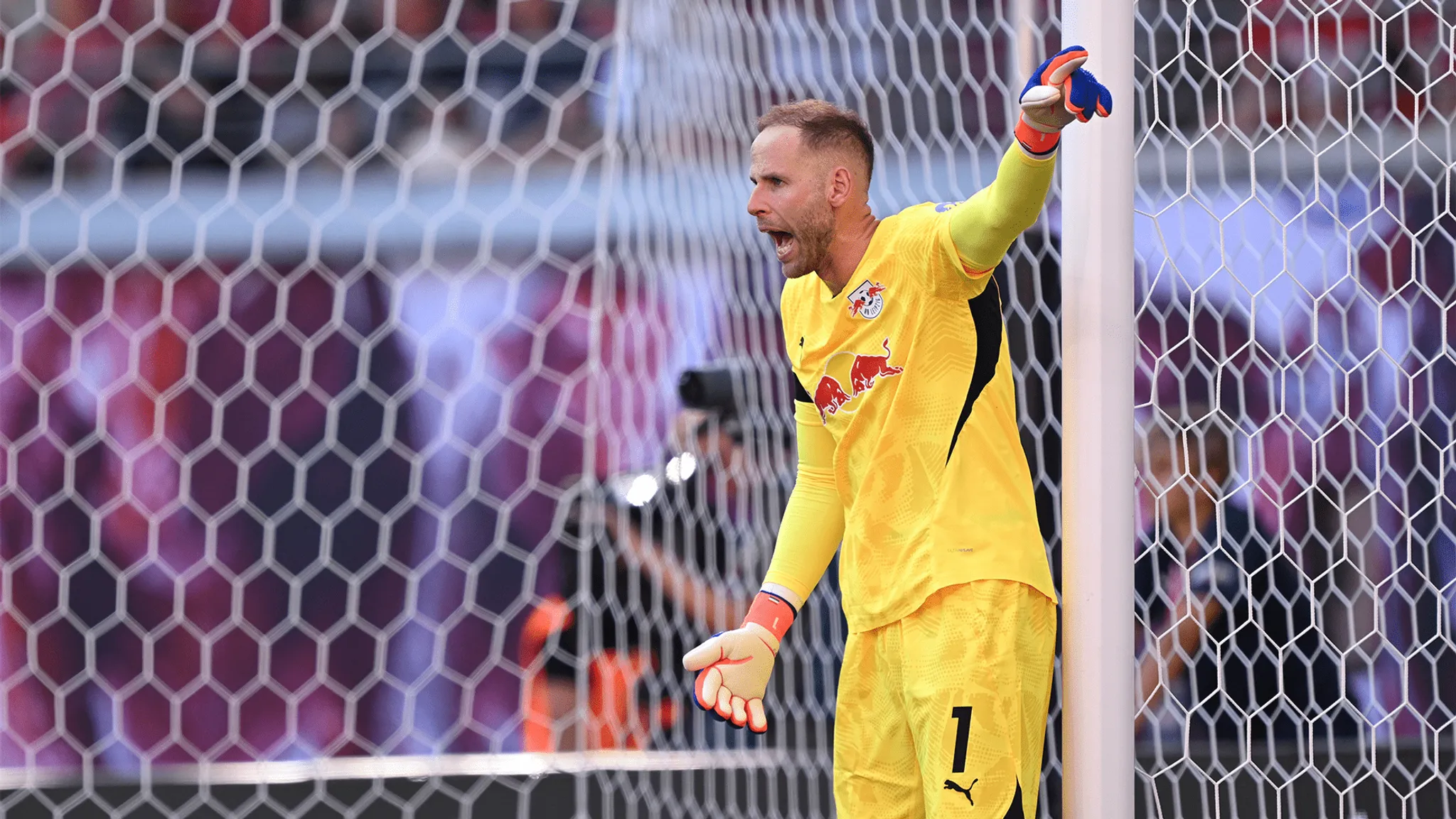 RB Leipzig keeper Gulacsi instructing his defenders. 