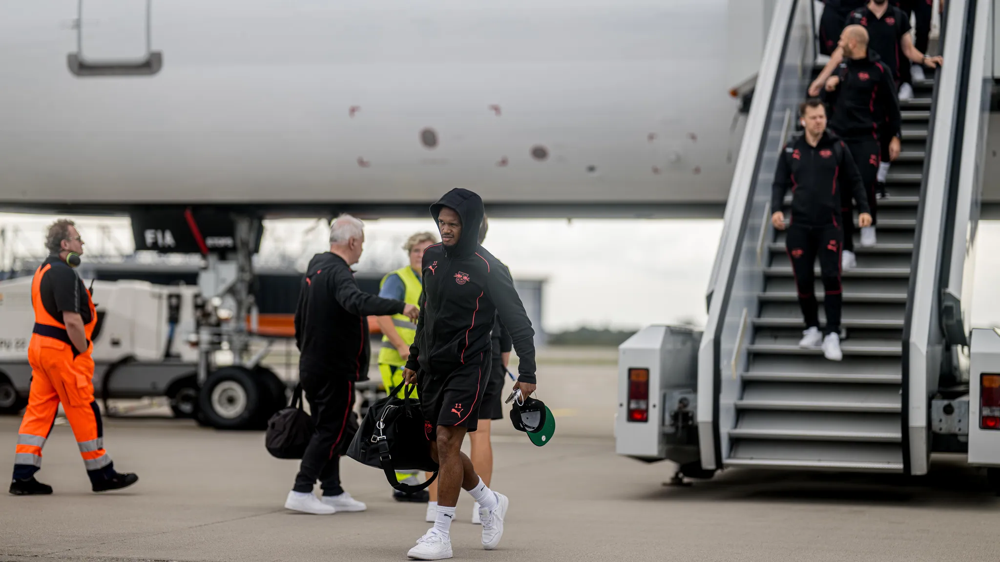 Lois Openda steigt aus dem Flugzeug aus.