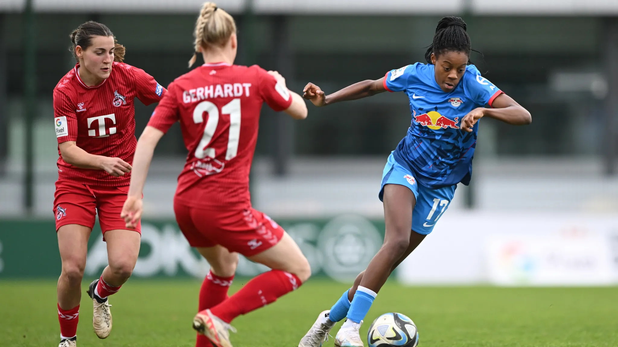 Lydia Andrade zieht an Gegenspielerin Anna Gerhardt vorbei.