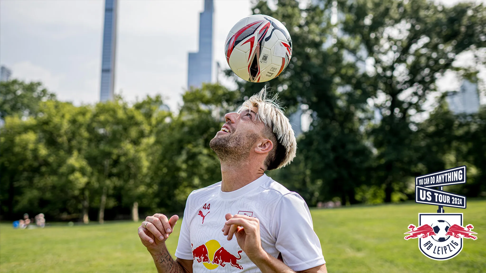 Kevin Kampl jongliert den Ball im Central Park in New York.