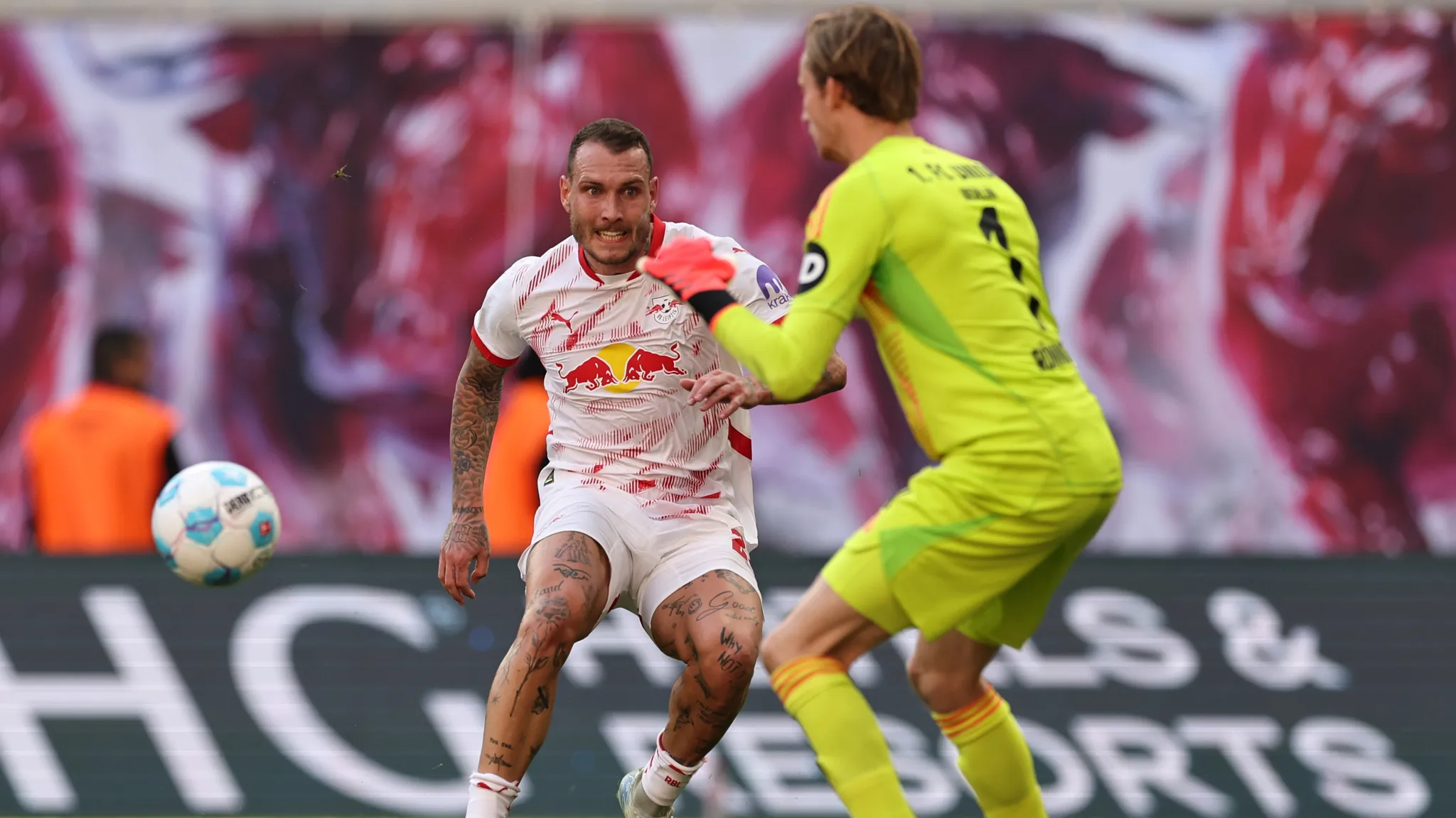 Unions Keeper Frederik Rönnow sichert den Ball vor David Raum.