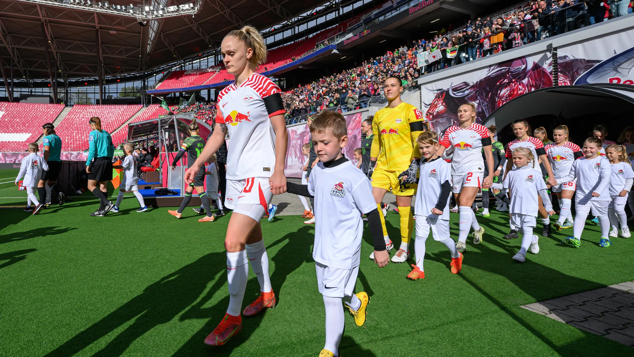 Kapitänin Victoria Krug führt ihre Mannschaft in der Red Bull Arena aufs Feld.