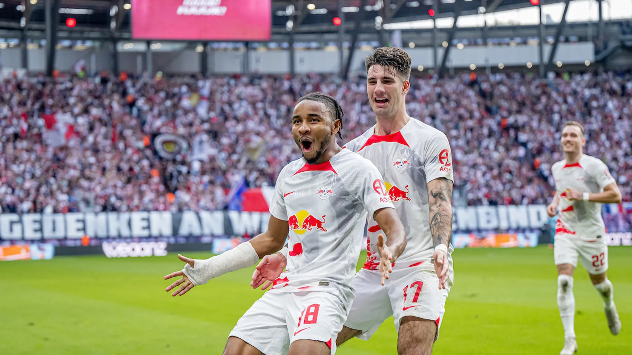 Christopher Nkunku und Dominik Szoboszlai bejubeln das Tor zum 1:0 in der Bundesliga gegen Bayer 04 Leverkusen.