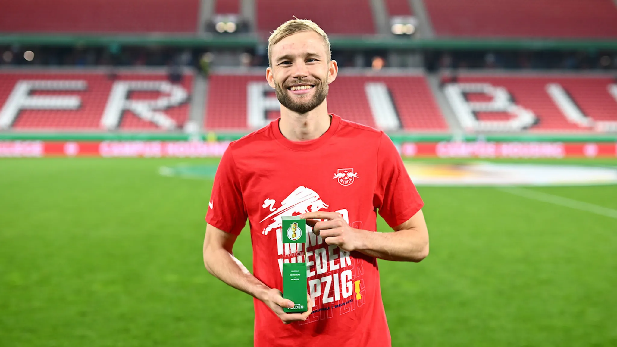 Konrad Laimer wurde nach dem 5:1 im Halbfinale beim SC Freiburg vom DFB als "Man of the Match" ausgezeichnet. Hier posiert er mit der Trophäe.