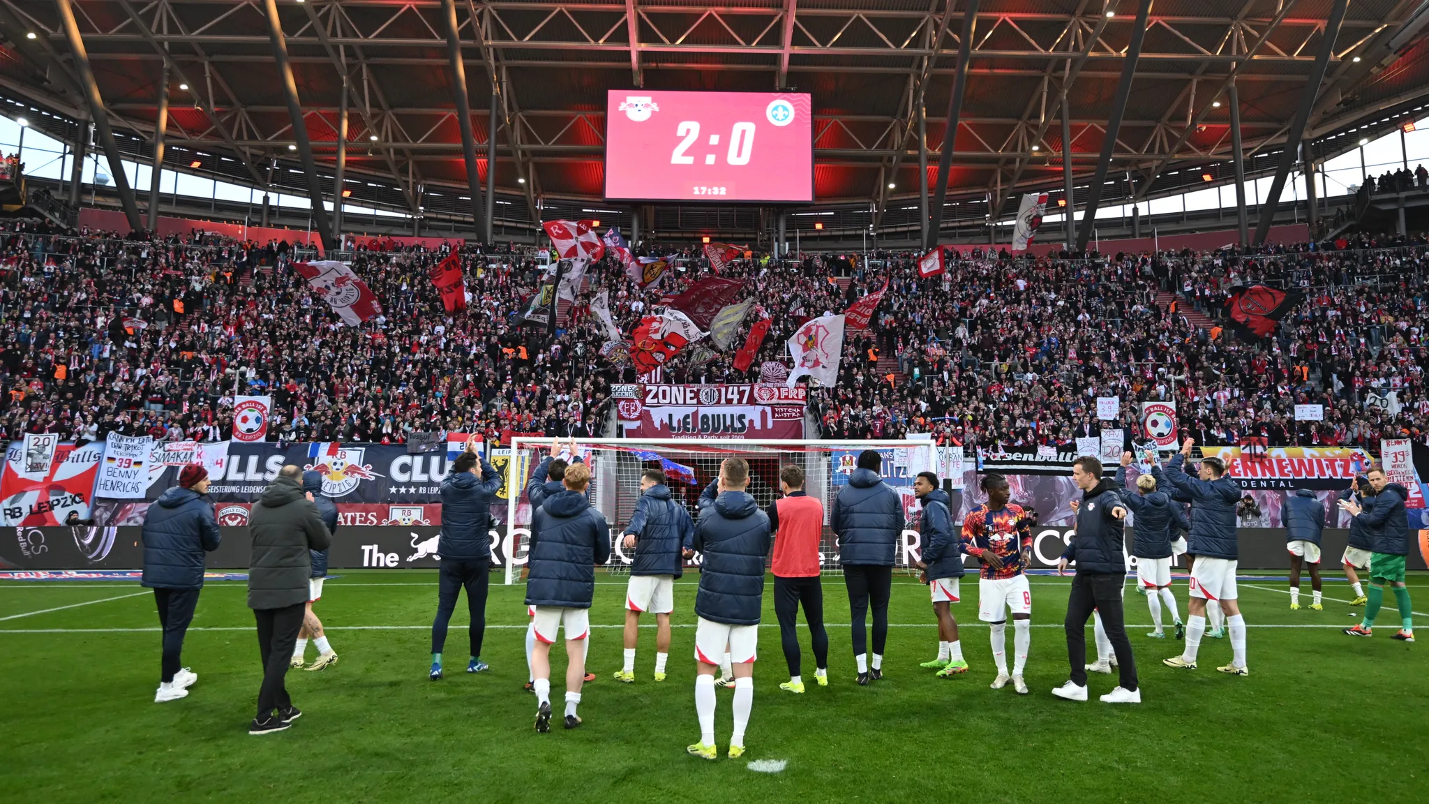 Die Mannschaft von RB Leipzig feiert mit ihren Fans den Heimsieg gegen Darmstadt 98.