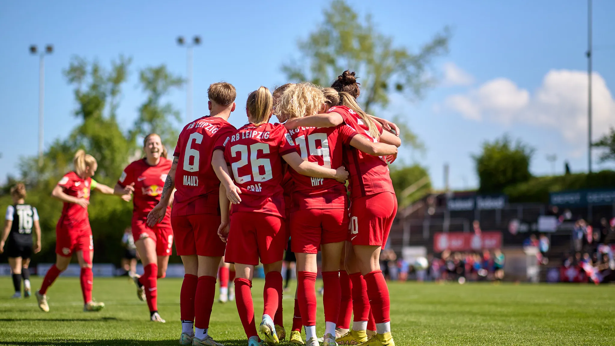 Die Frauen von RB Leipzig bejubeln ein Tor beim 6:0-Sieg in Frankfurt.