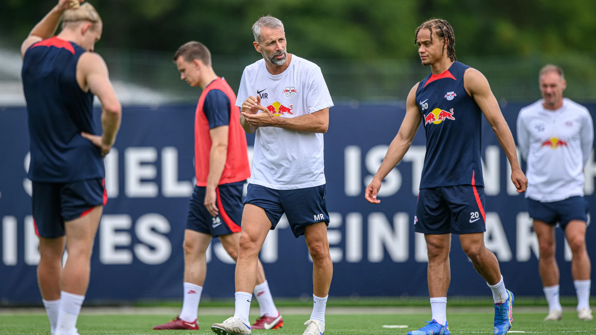 Marco Rose und Xavi Simons während des Trainings.