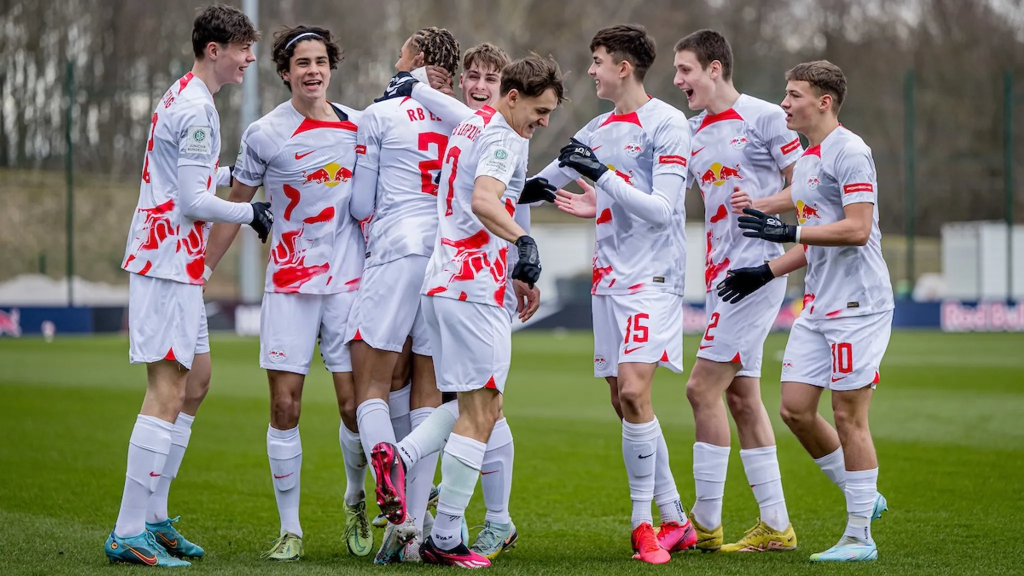 Die Mannschaft der U17 von RB Leipzig jubelt über einen Treffer.