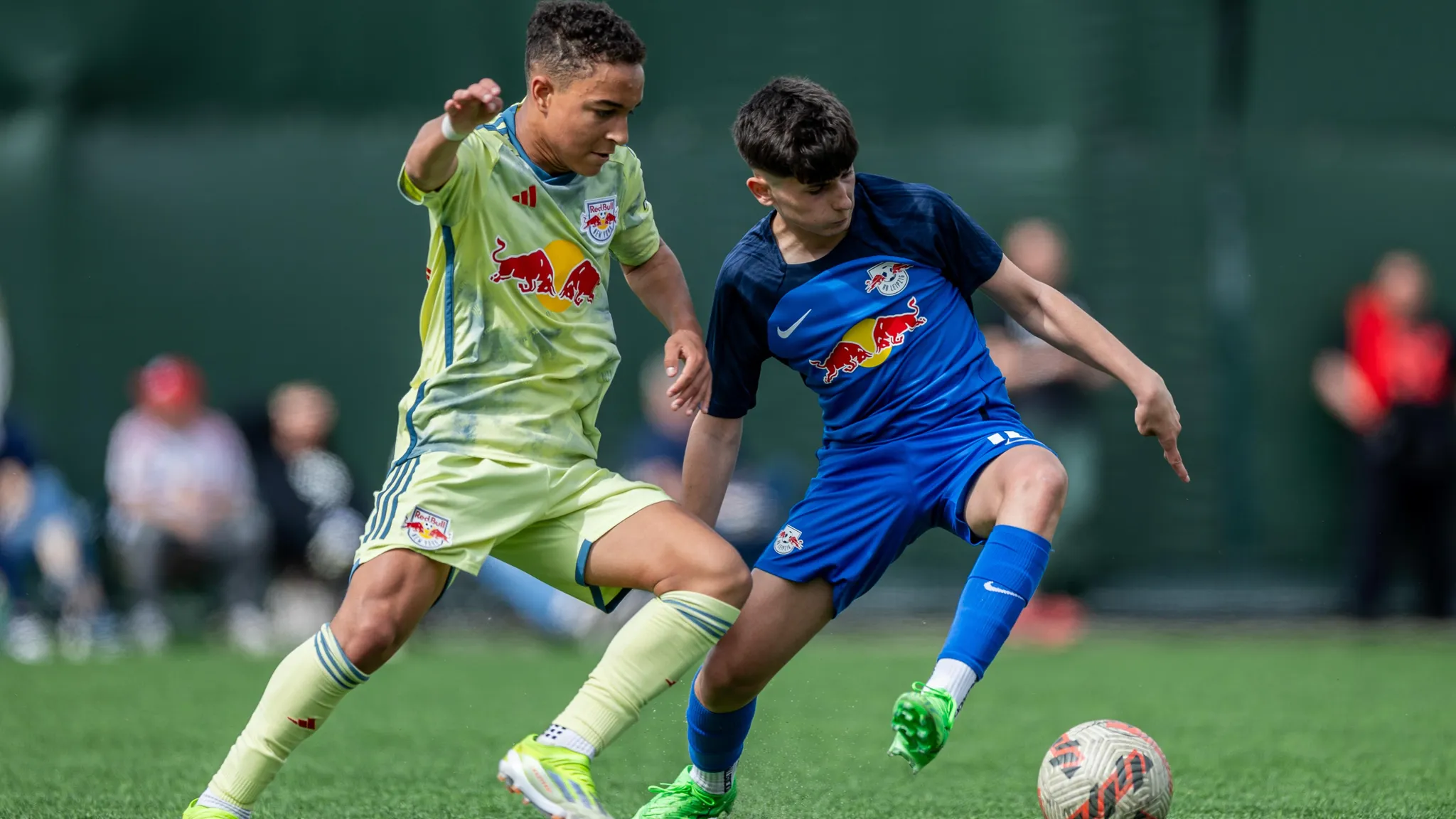 Im Duell: Ein Nachwuchsspieler der New York Red Bulls im Zweikampf mit einem Leipziger Youngster.