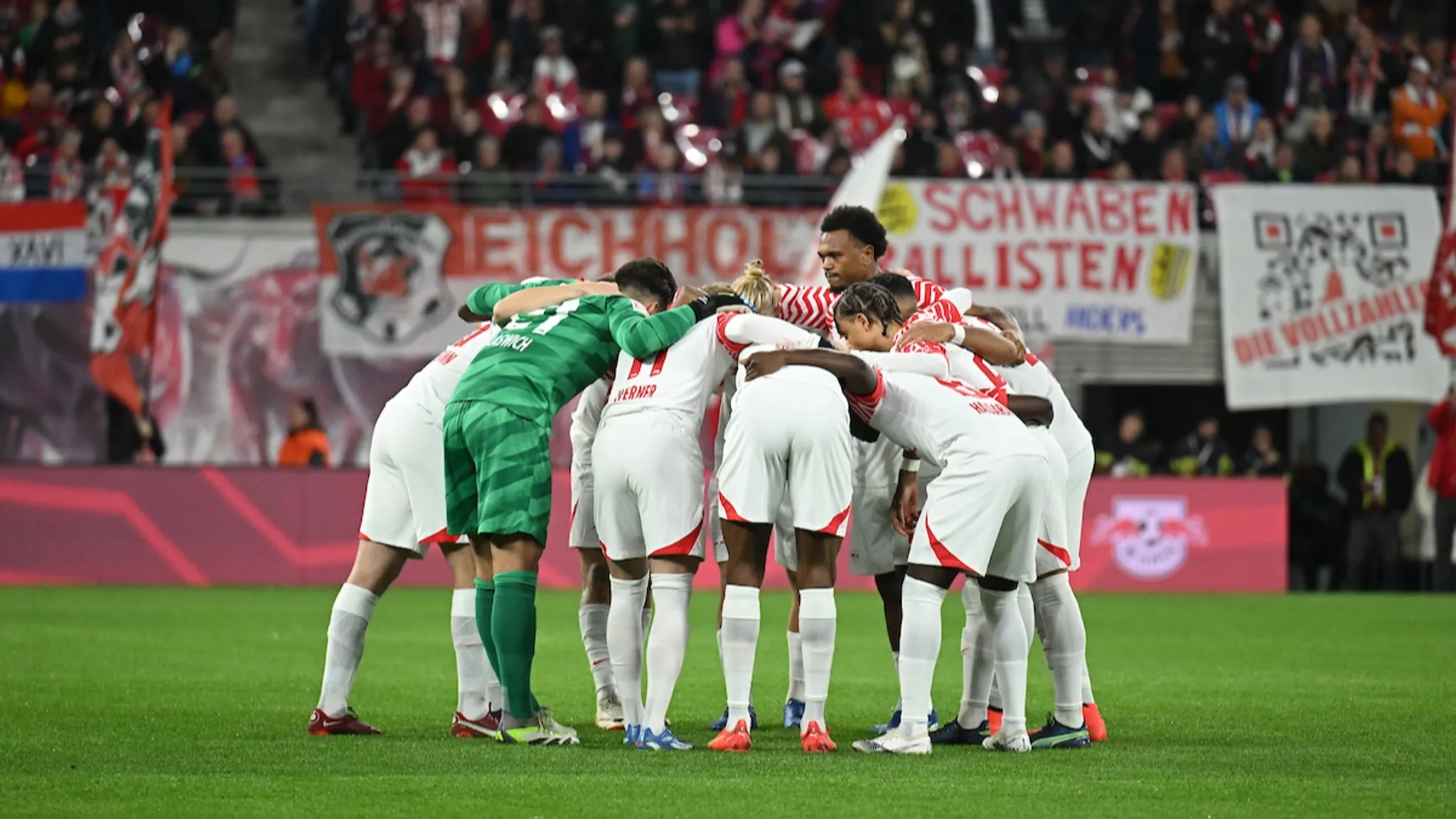 Die Roten Bullen schwören sich vor dem Spiel gegen den 1. FC Köln ein.