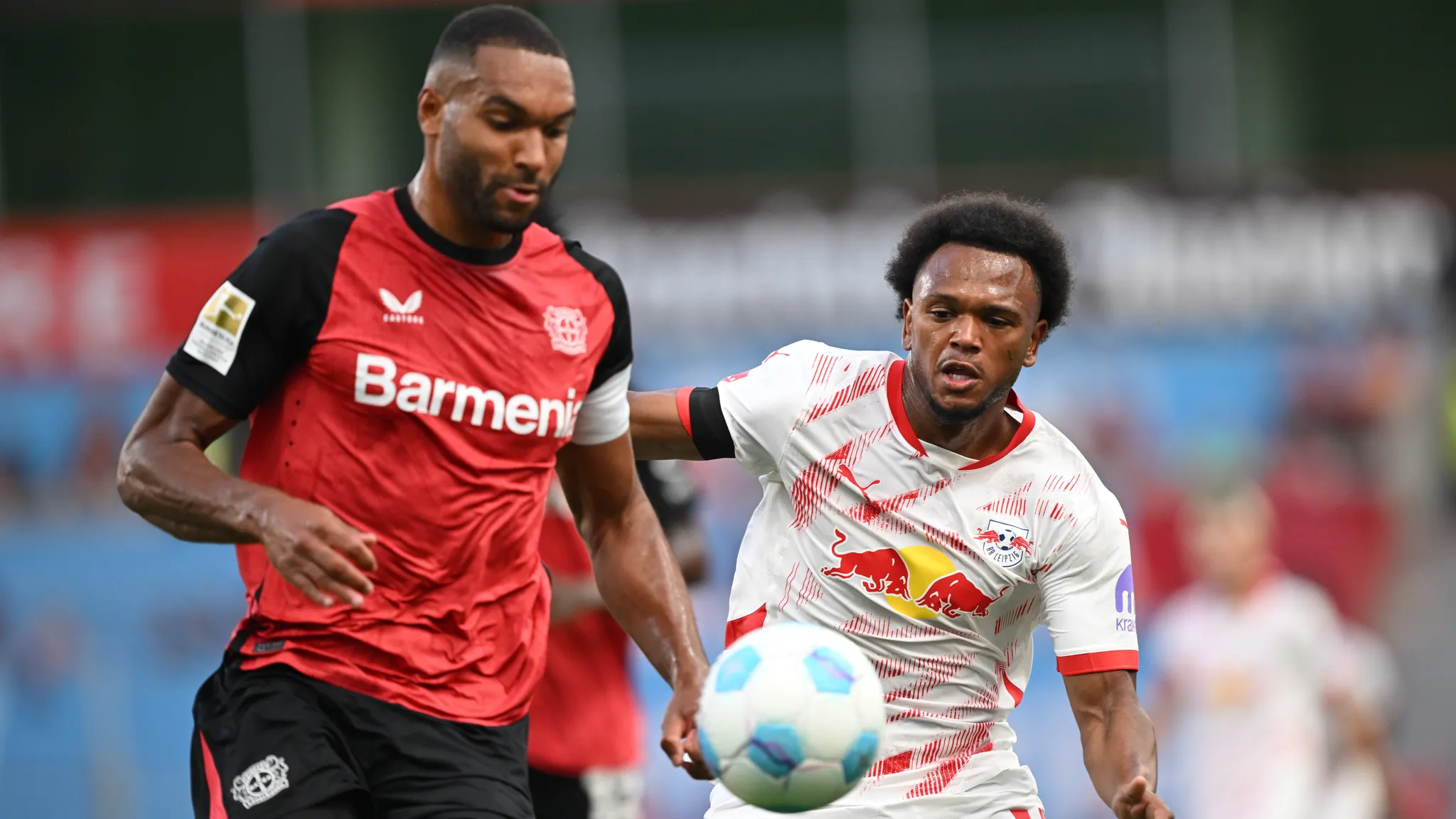 Jonathan Tah und Lois Openda im Duell