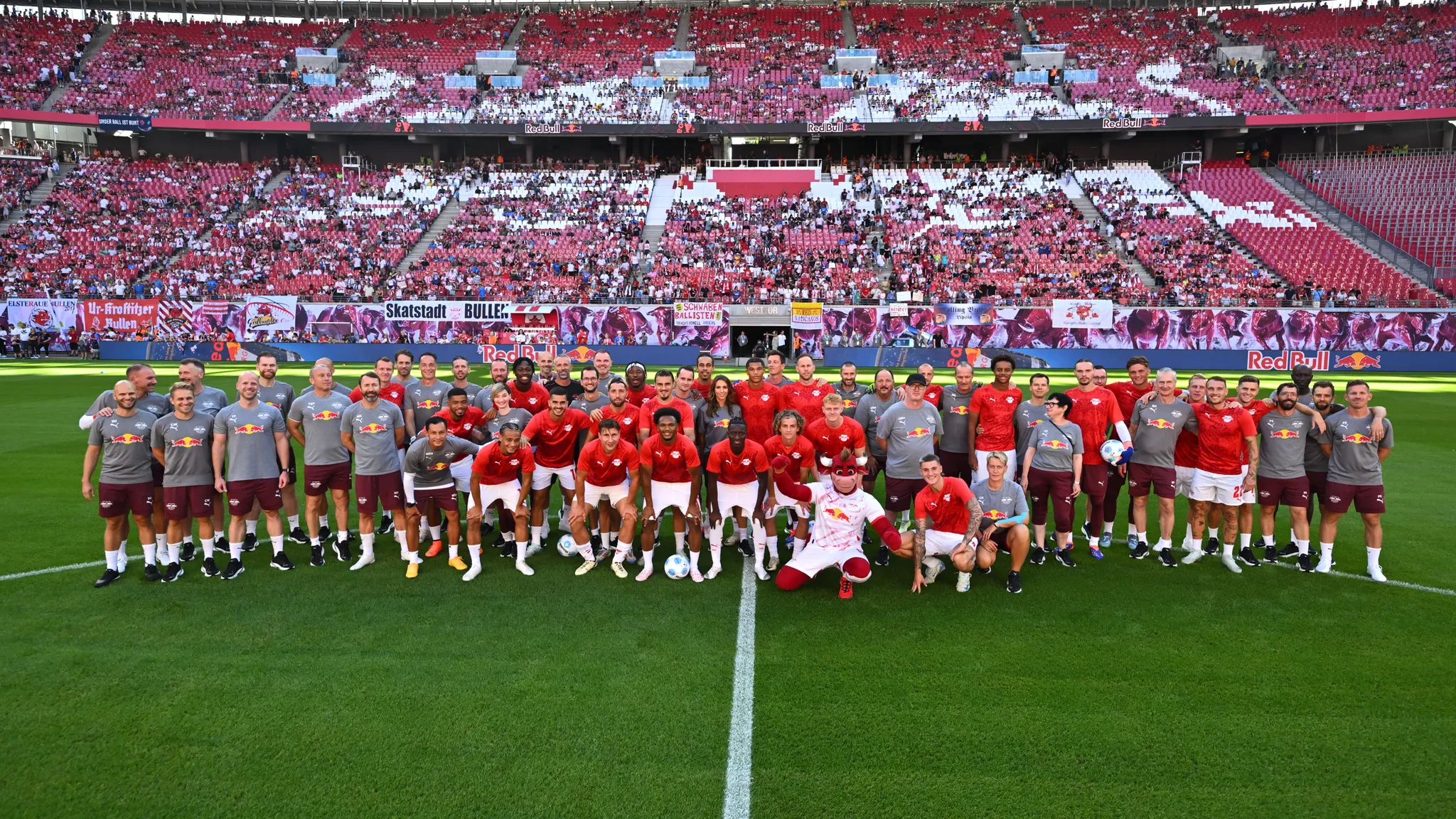 Team und Staff von RB Leipzig beim Gruppenfoto