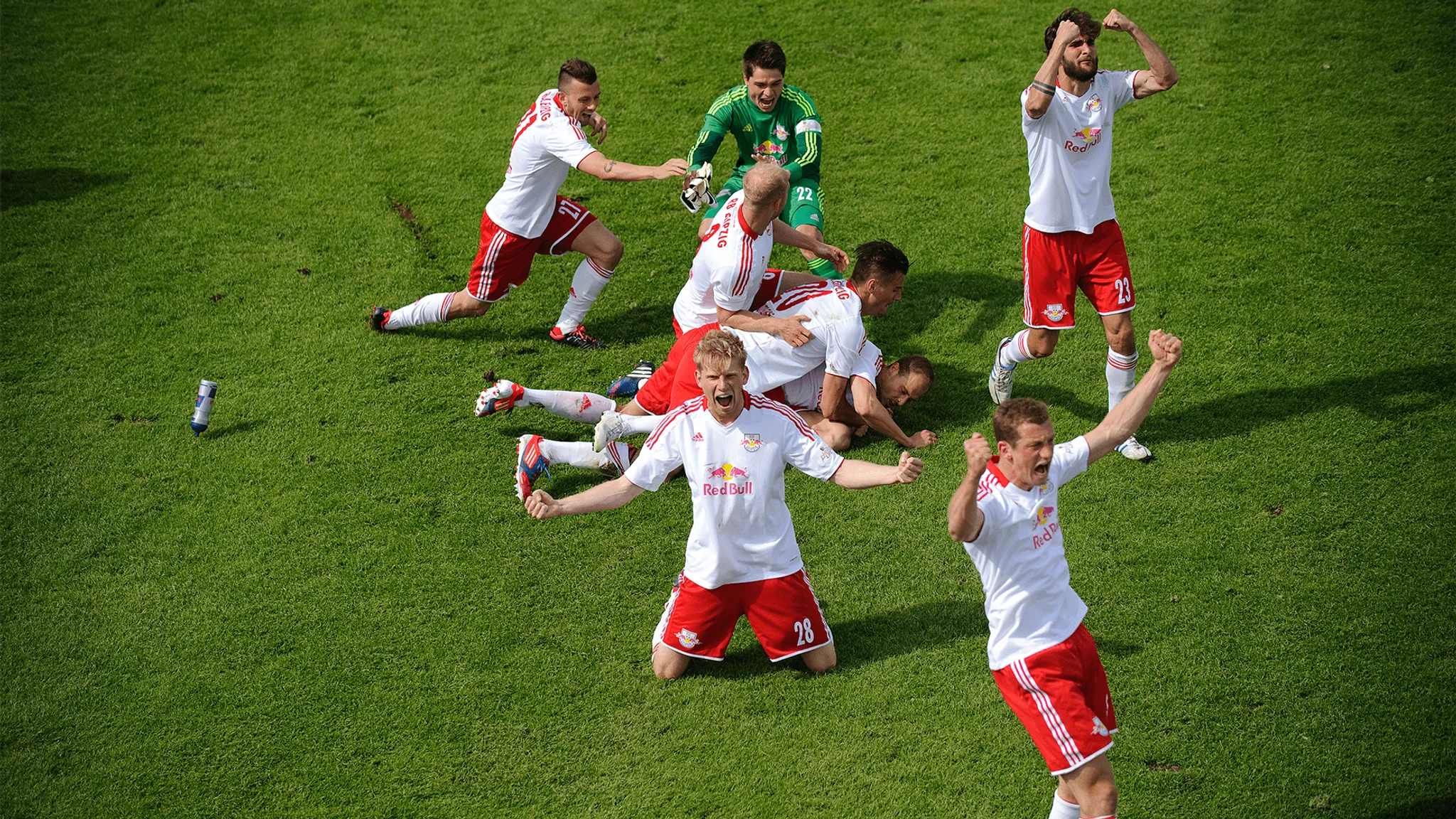 Die Aufstiegshelden von RB Leipzig jubeln nach dem Spiel in Lotte über den Sprung in die 3. Liga.