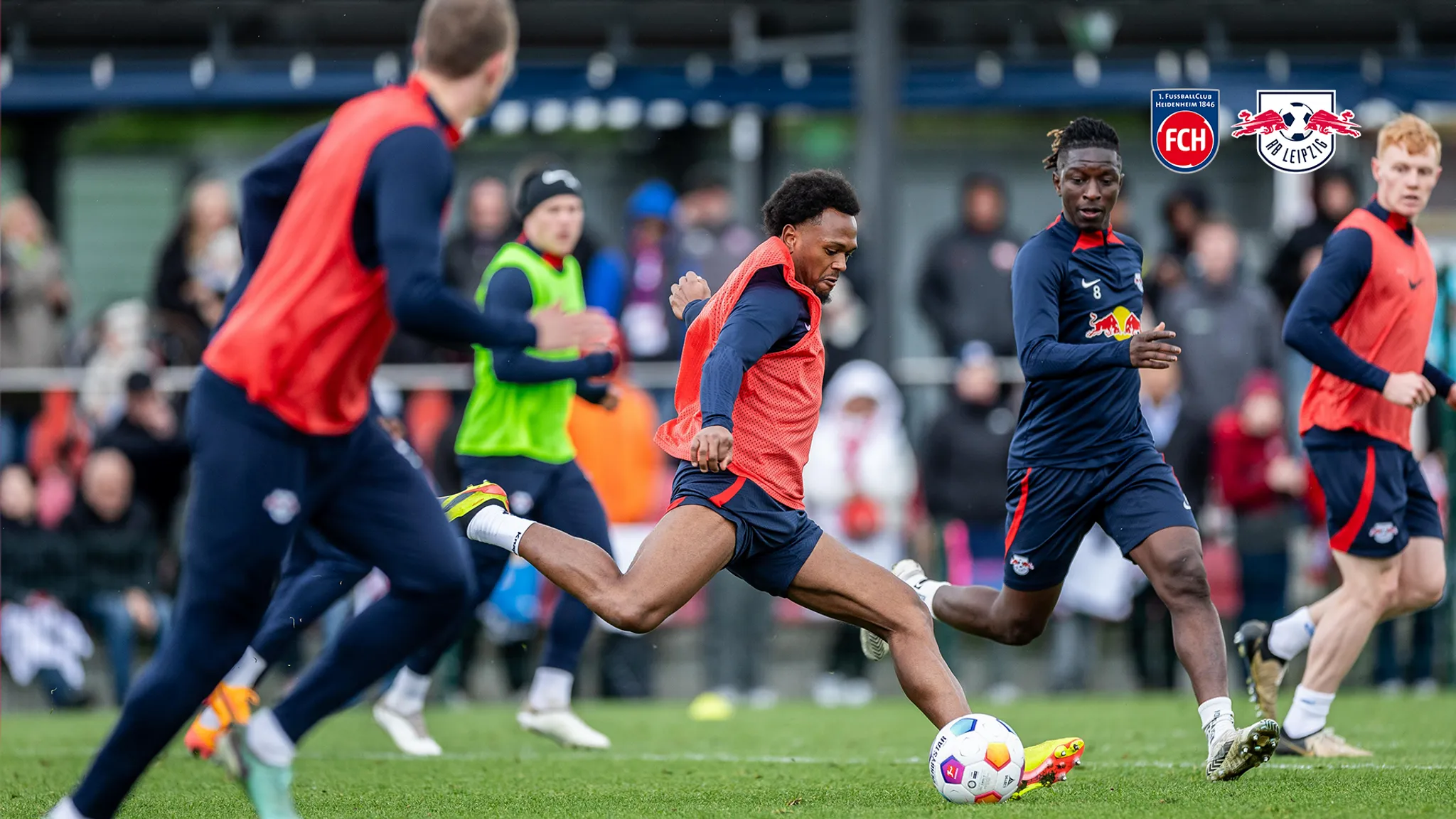 Lois Openda beim Torschuss im Training vor Heidenheim