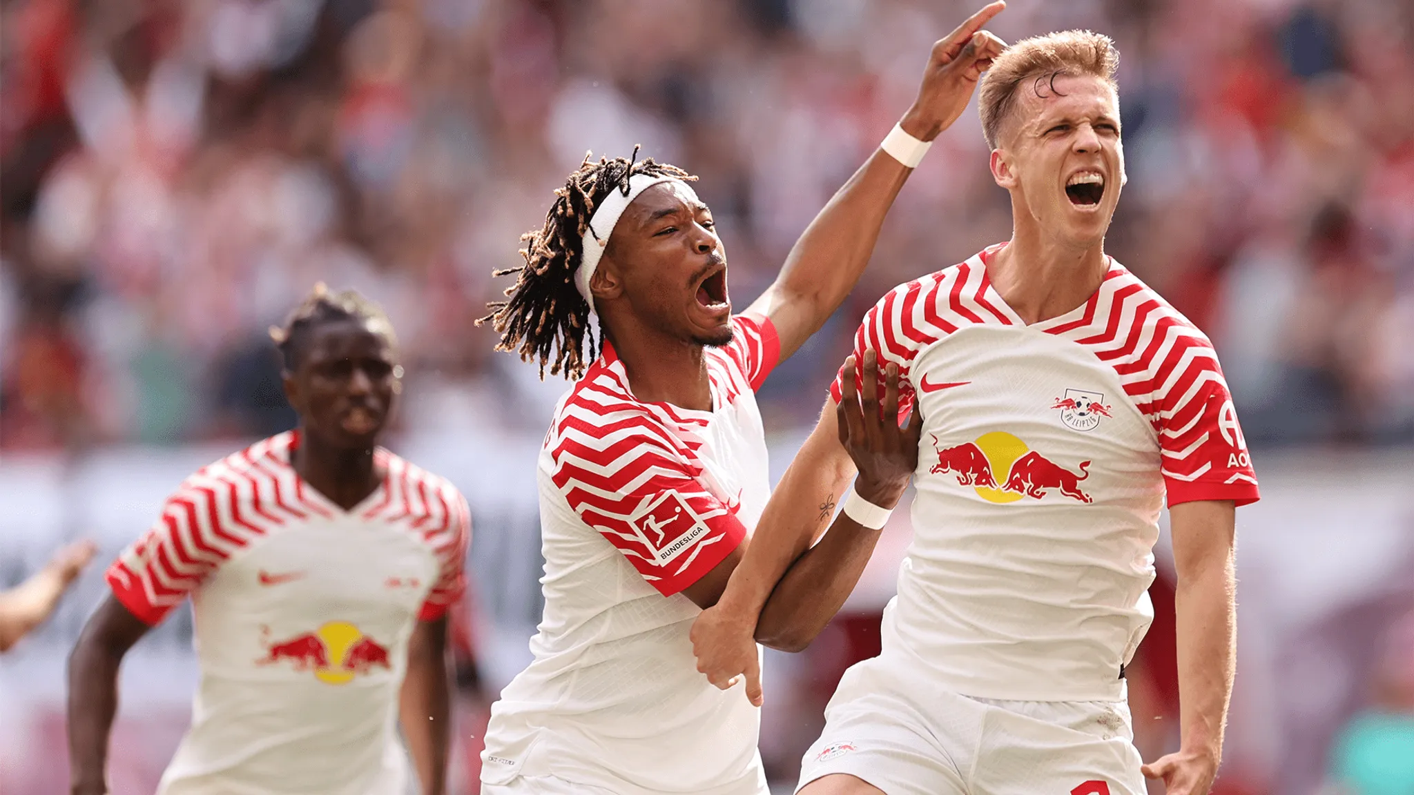 Mo Simakan und Dani Olmo jubeln über die Führung für RB Leipzig.