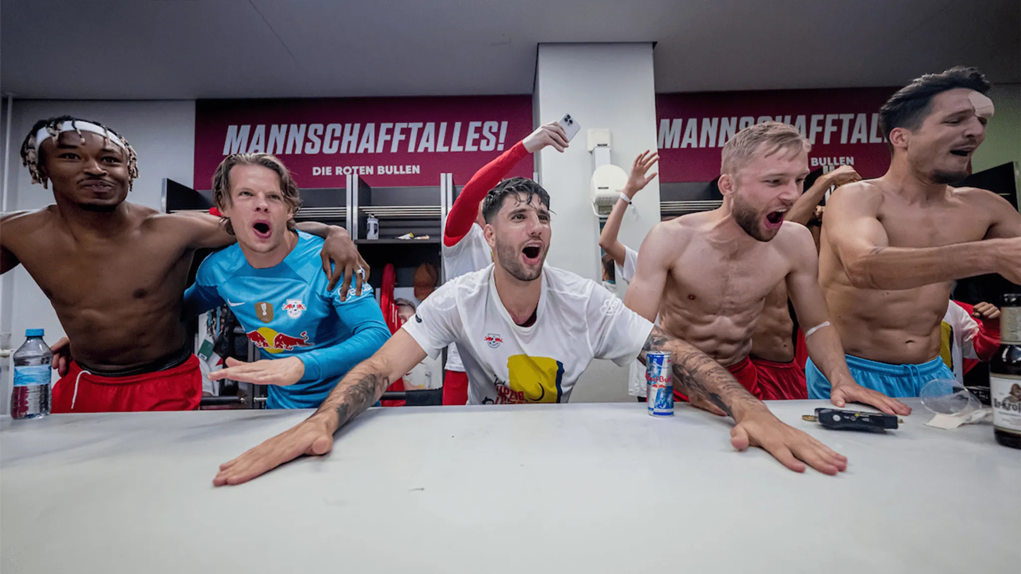 Dominik Szoboszlai, Örjan Nyland, Konrad Laimer, Mo Simakan und Janis Blaswich bejubeln den DFB-Pokalsieg.