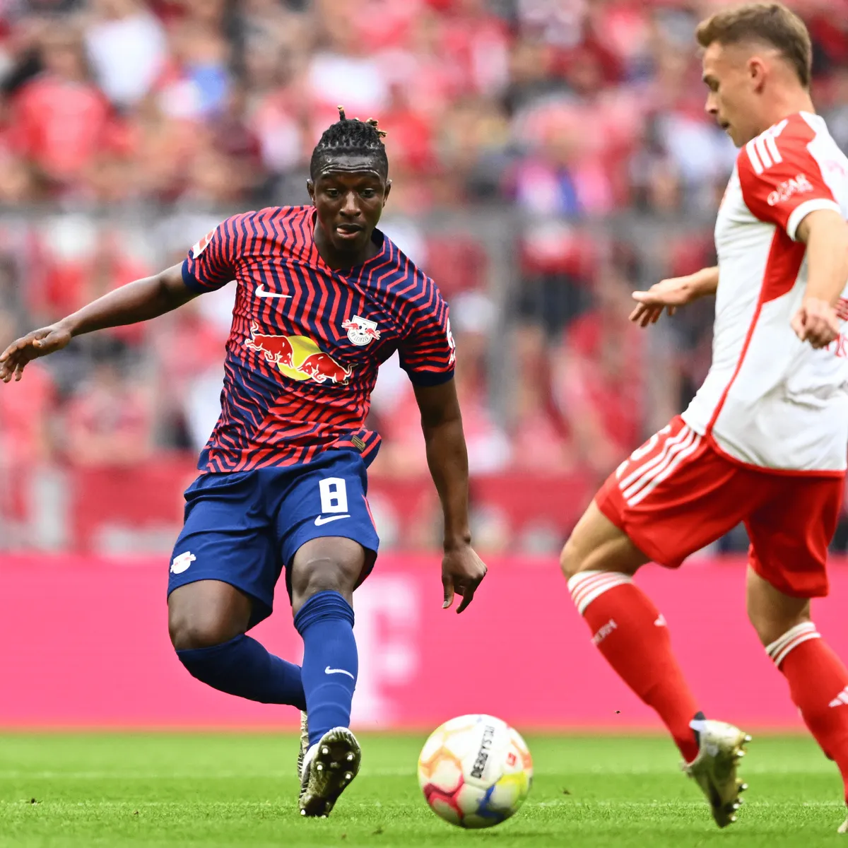 Amadou Haidara versucht Bayerns Joshua Kimmich unter Druck zu setzen.