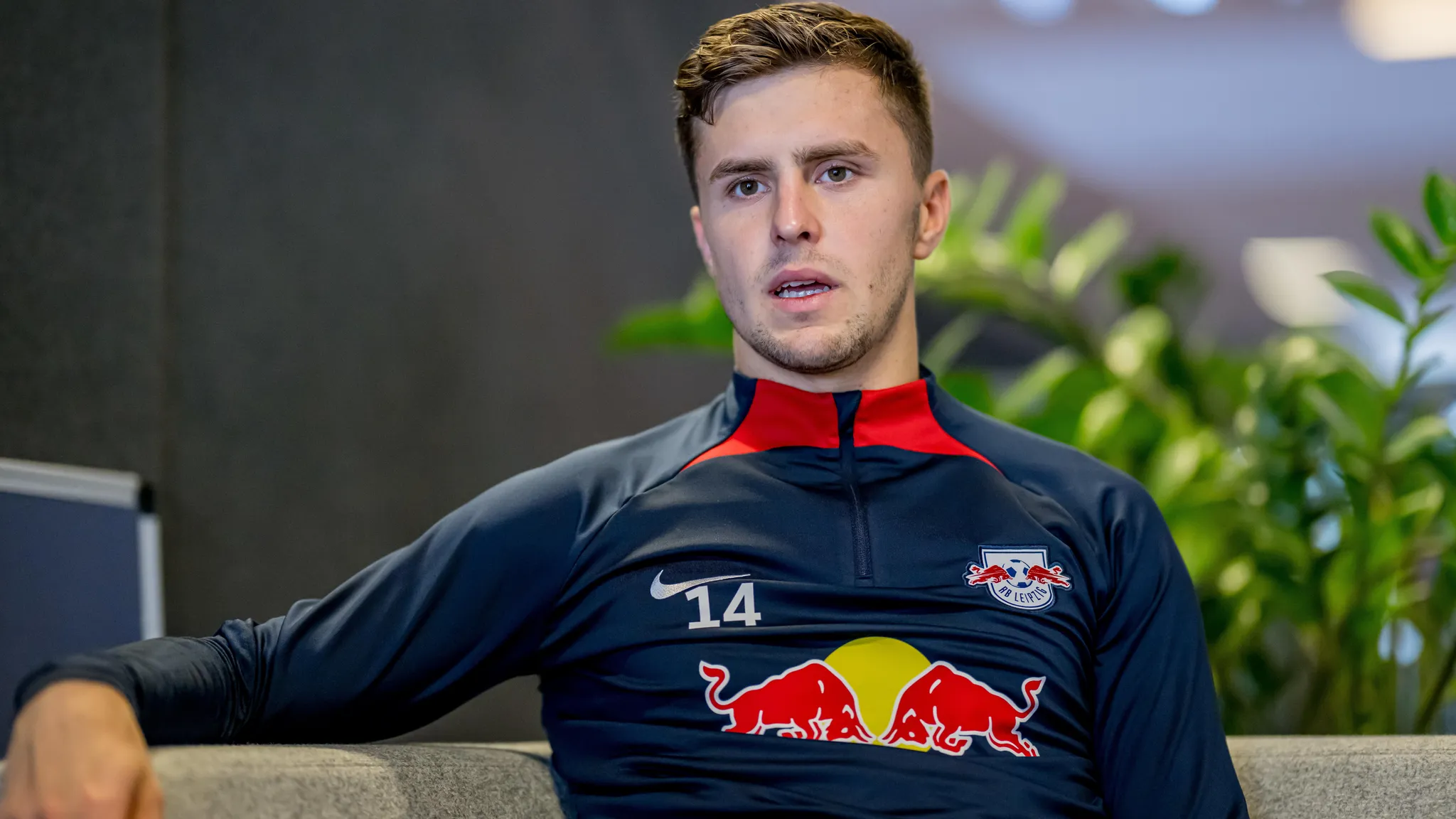 Christoph Baumgartner während des Interviews in der RB Leipzig Fußball Akademie.