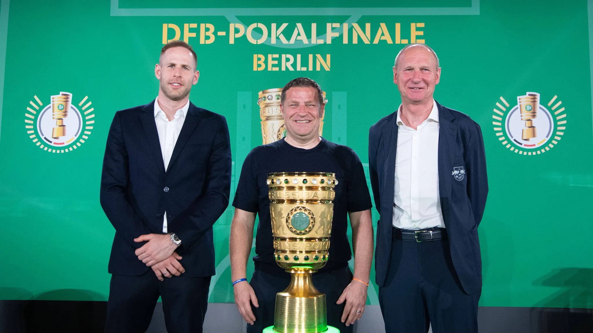 Max Eberl, Perry Bräutigam und Péter Gulácsi beim Cup Handover in Berlin 