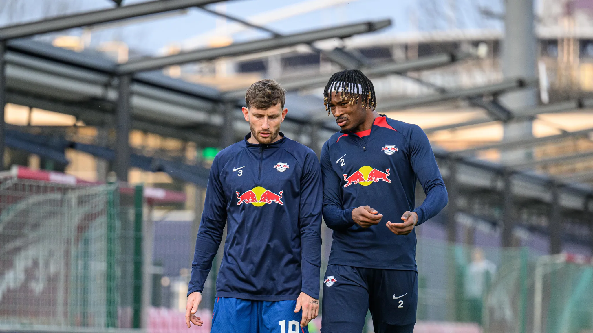 Christopher Lenz und Mohamed Simakan auf dem Trainingsgelände von RB Leipzig.