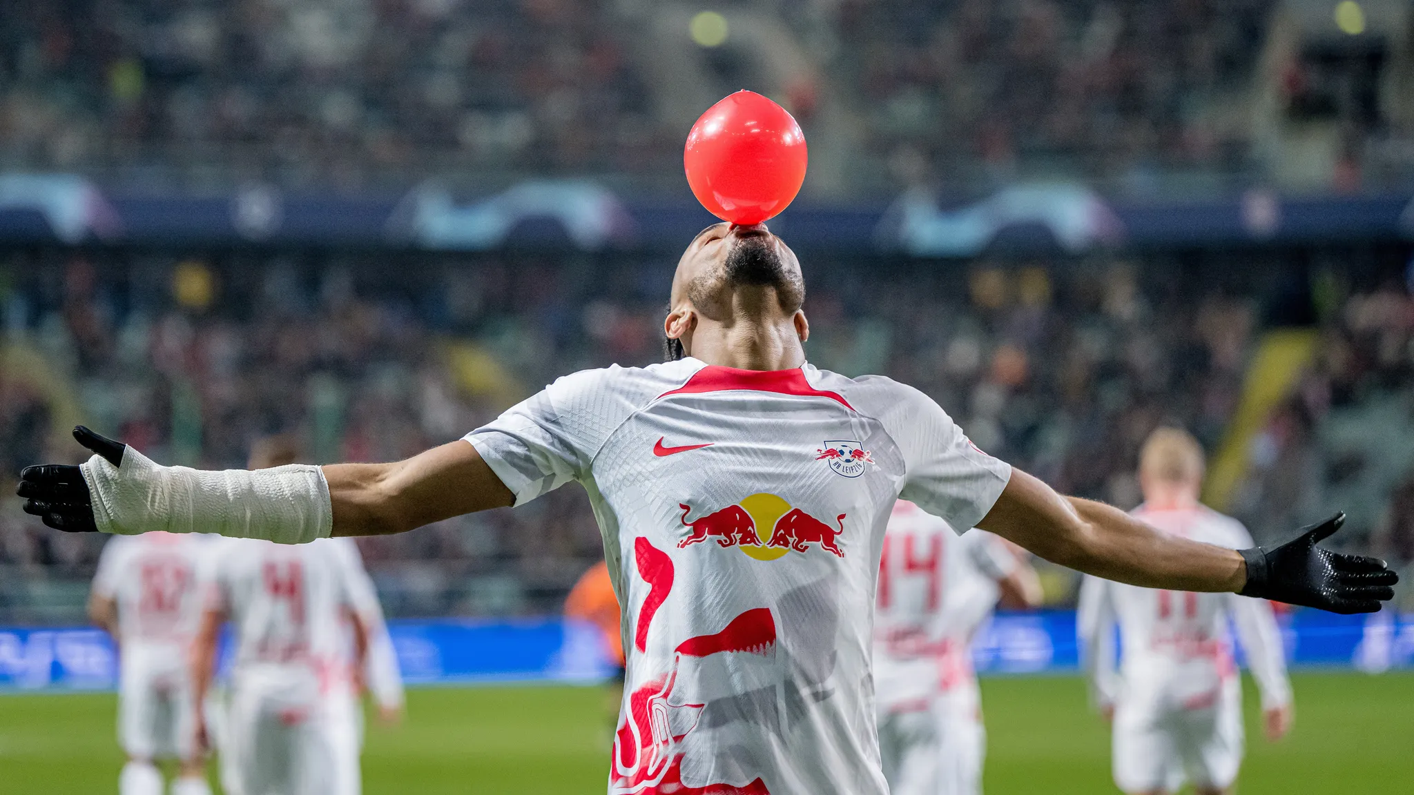 Christopher Nkunku bejubelt ein Tor mit seinem ikonischen Ballon-Jubel.