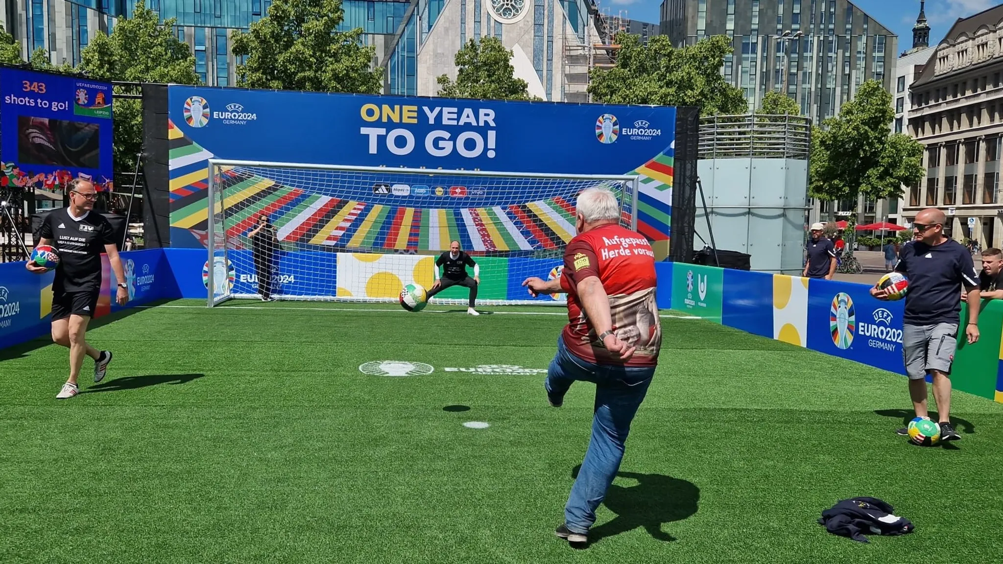 Perry steht beim Countdown zur UEFA EURO 2024 im Tor