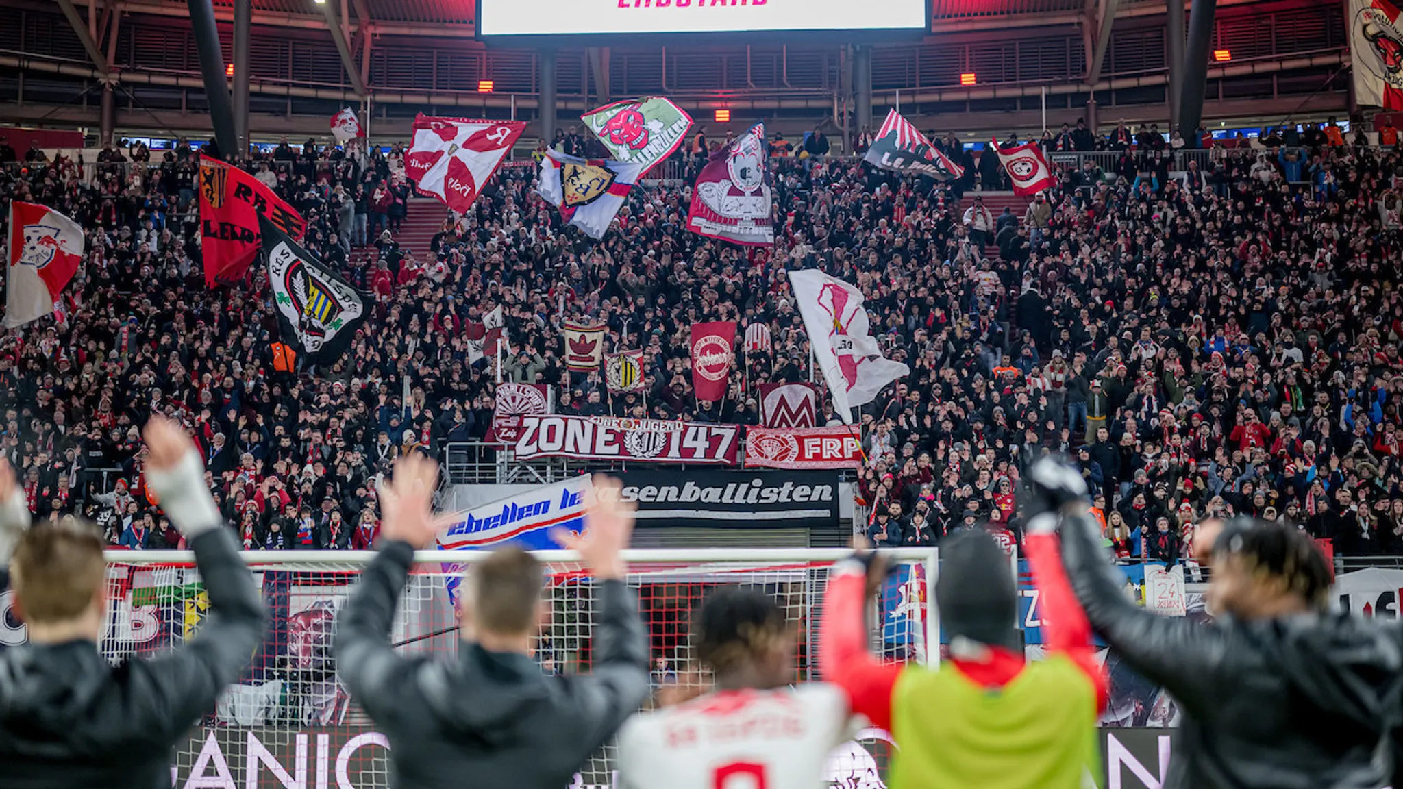 Die Mannschaft von RB Leipzig bedankt sich bei den Fans.