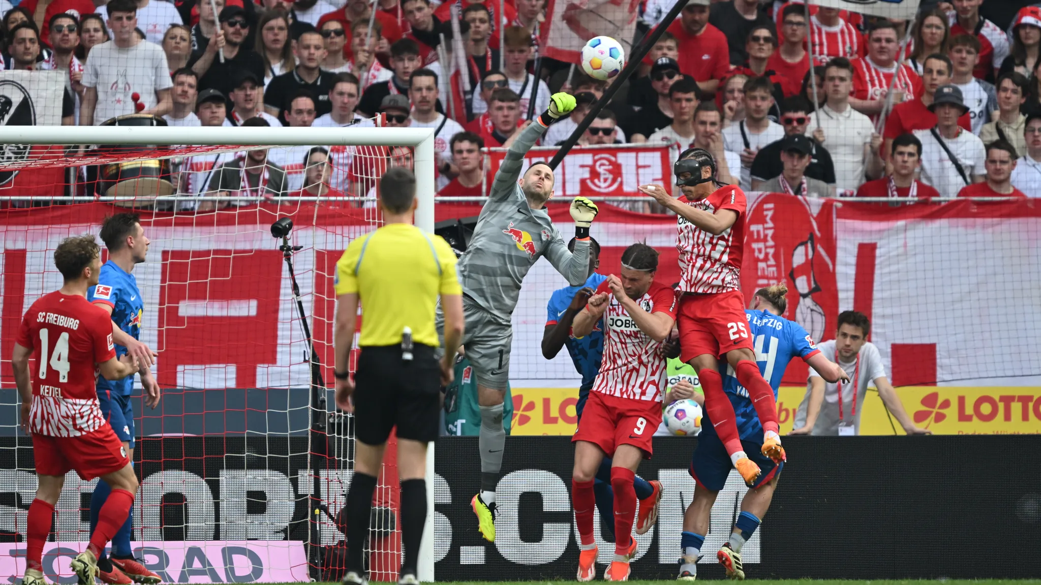 Peter Gulacsi faustet einen hohen Ball aus der Gefahrenzone.