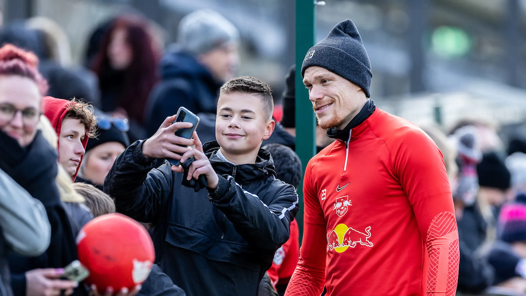 Marcel Halstenberg und ein Fan beim Öffentlichen Training von RB Leipzig