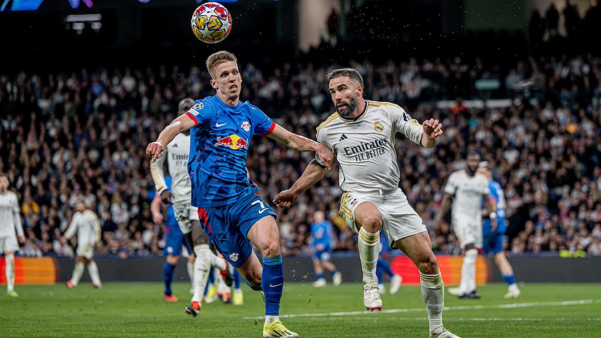Dani Olmo in a duel with Daniel Carvajal (Real Madrid).
