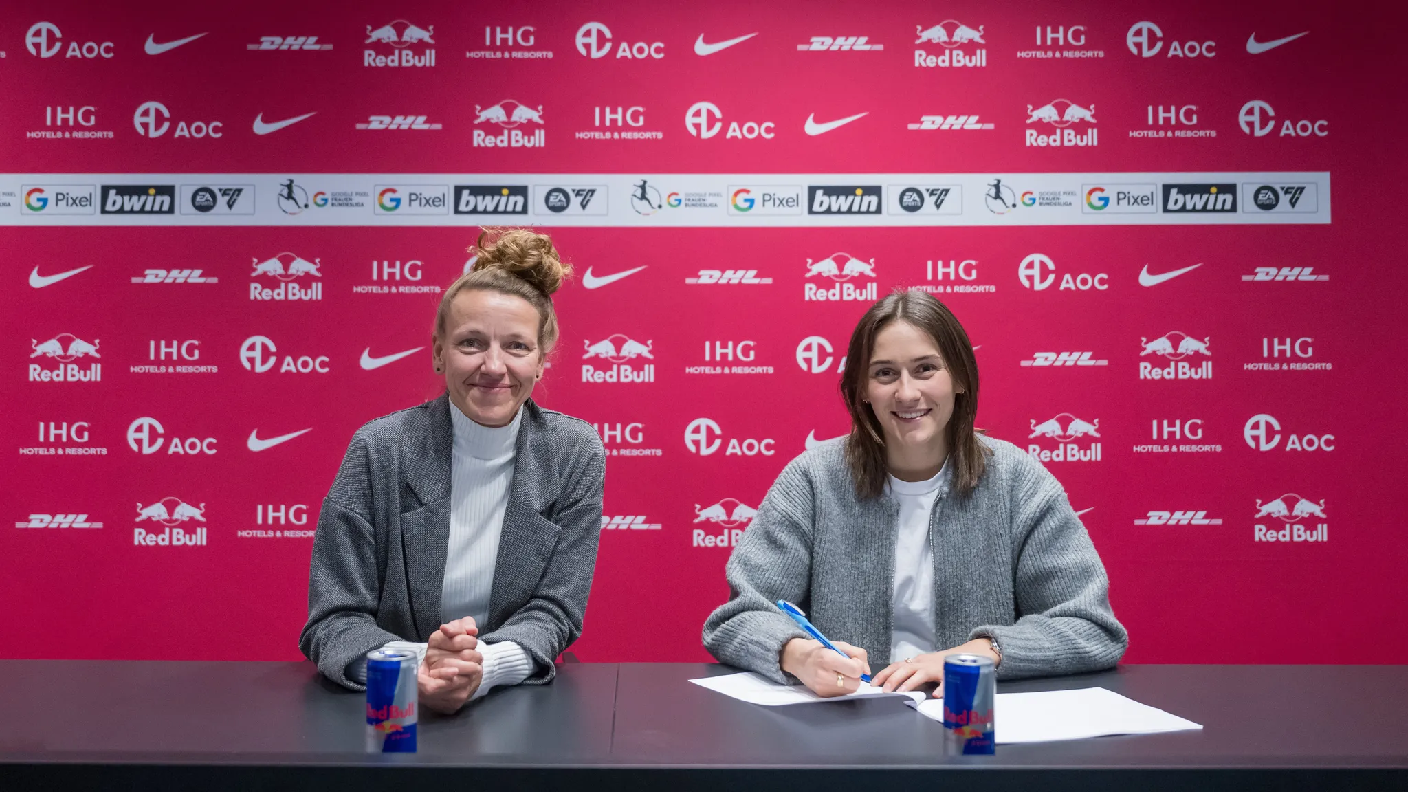 Lara Marti und Viola Odebrecht bei der Vertragsunterschrift bei den RB Leipzig Frauen.